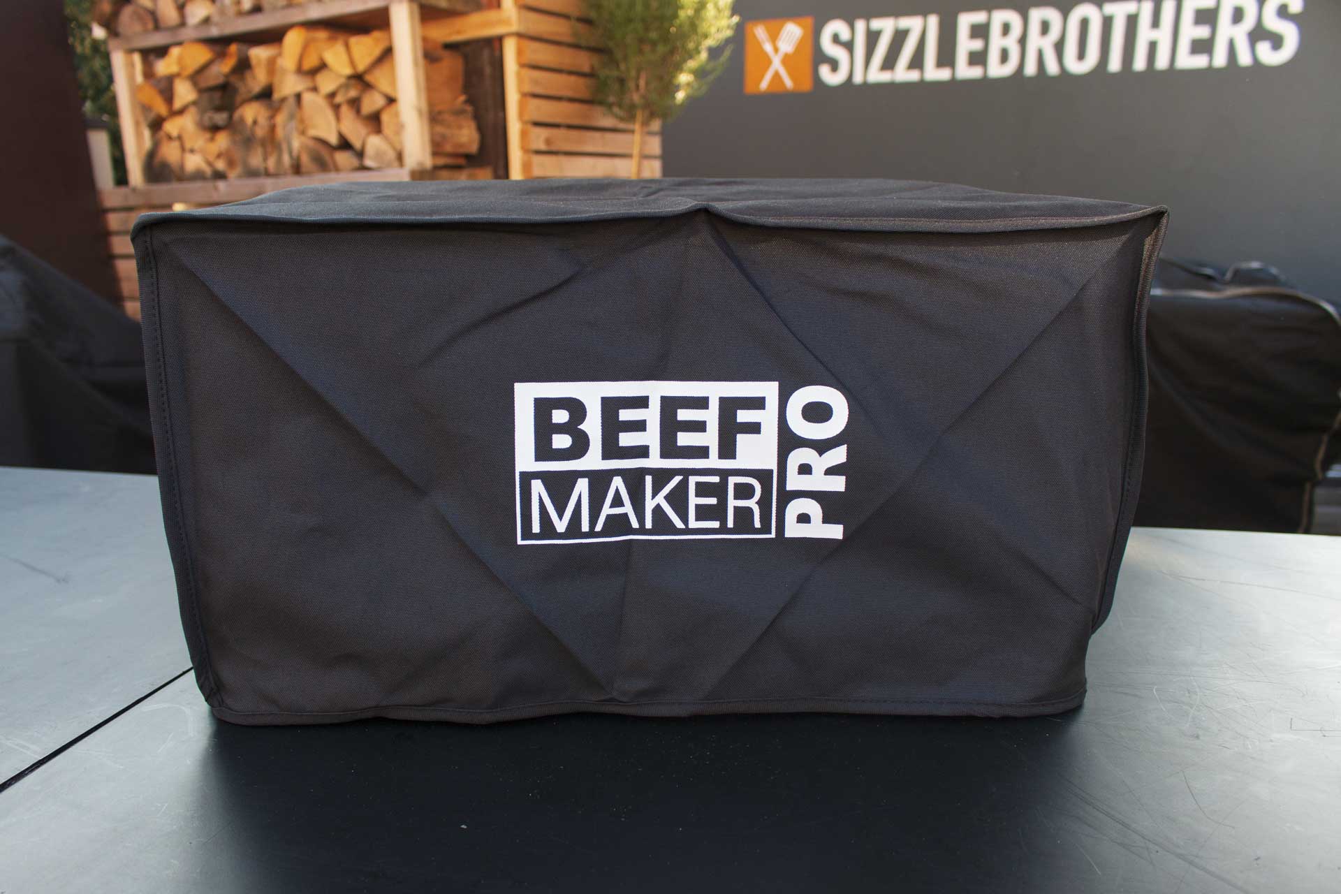 Der Beef Maker Pro in seiner Abdeckhaube