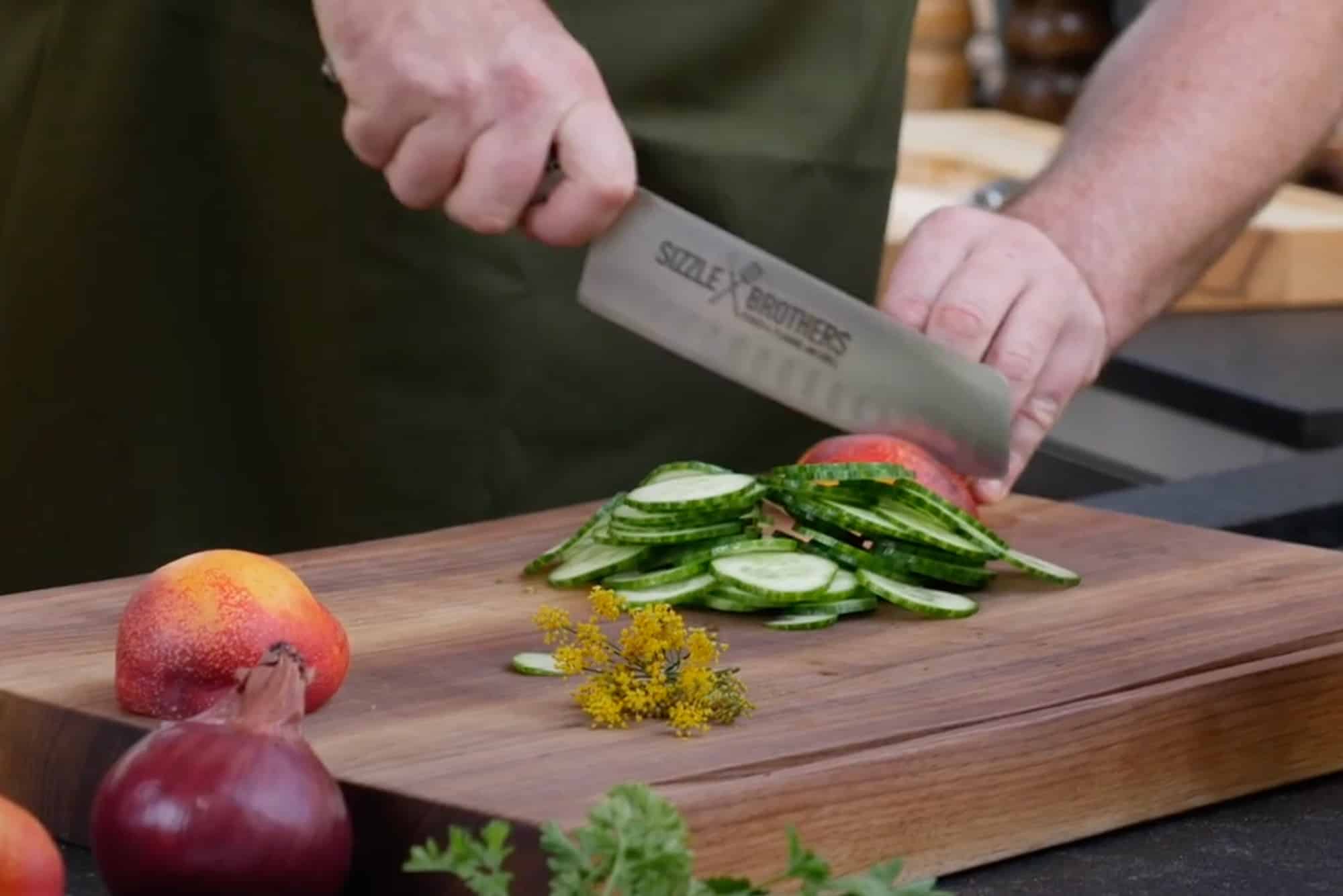 Gurken werden mit dem Messer geschnitten