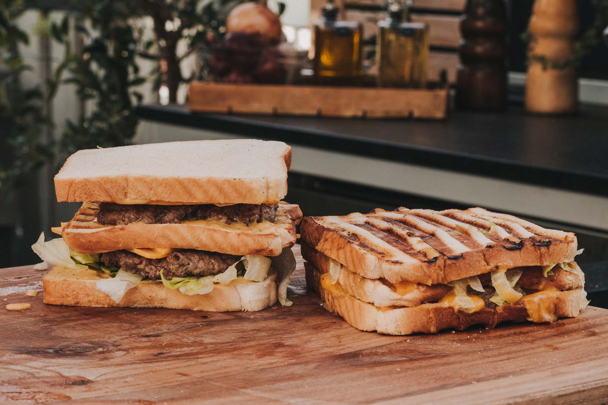 Big Mac Sandwich auf einem Holzbrett