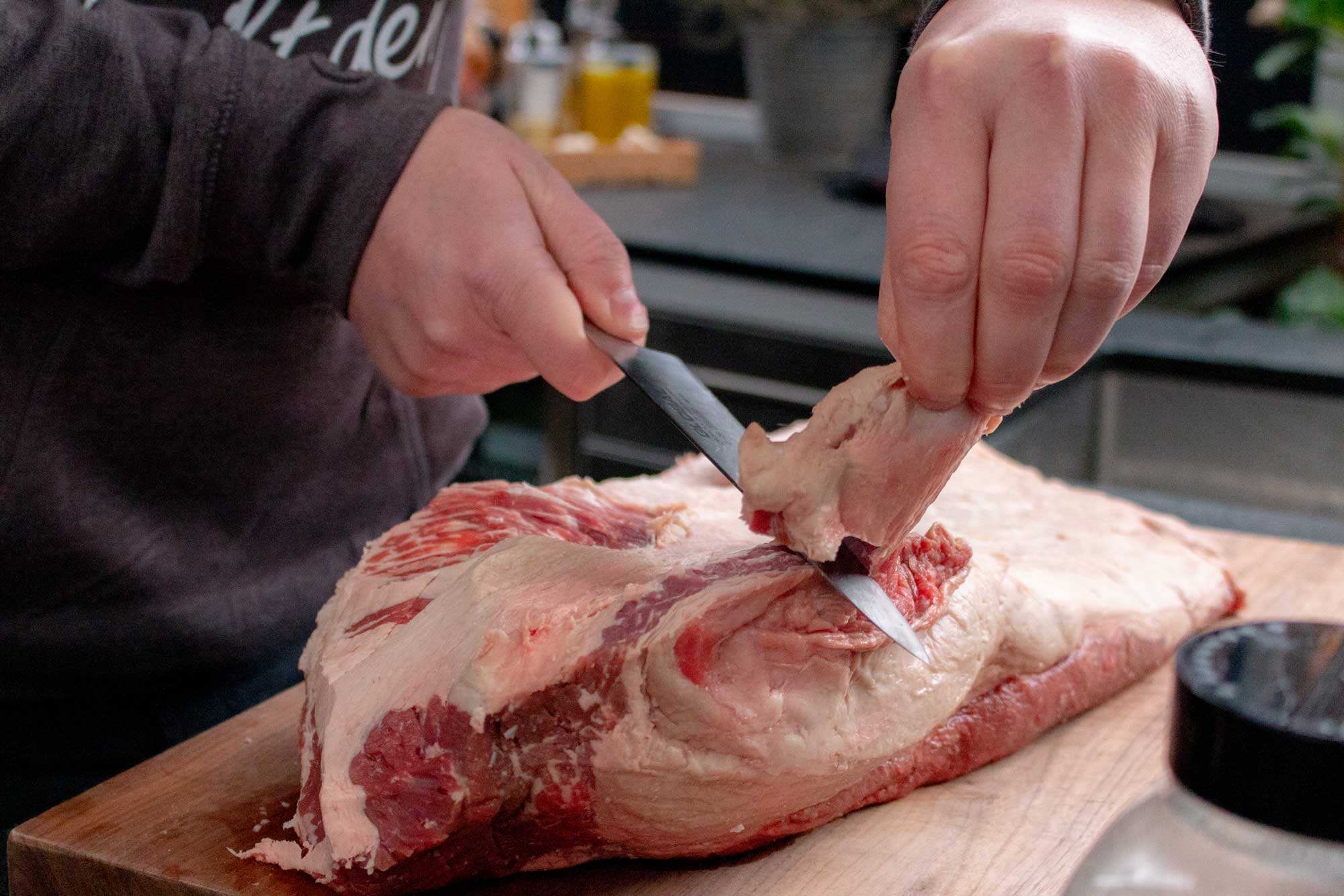 Für das Beef Brisket Texas Style wird zuerst das überschüssige Fett abgetrennt