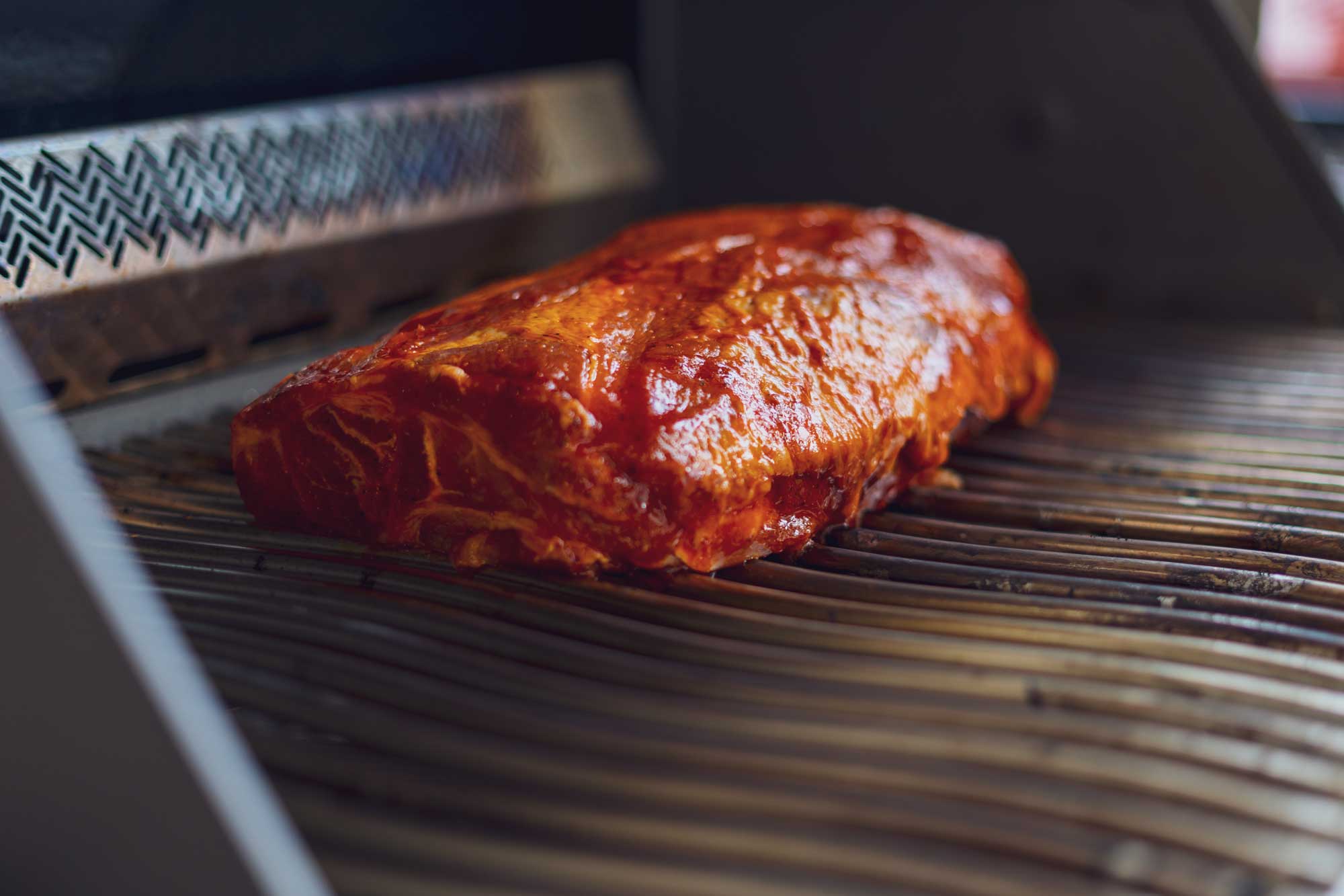Im Ofen oder Gasgrill bleibt der Schweinenacken nun 3 Stunden bei 150 °C liegen