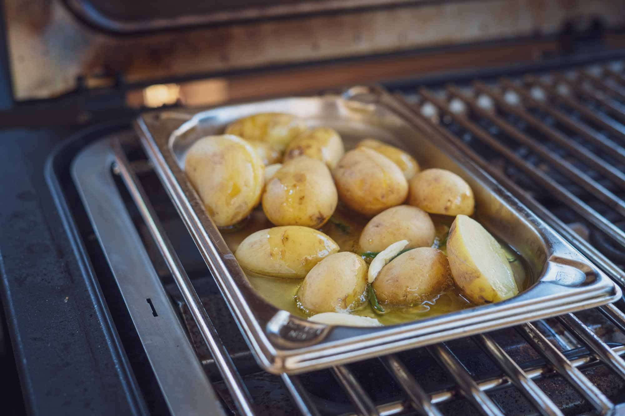 Die Kartoffeln backen im Knoblauch-Rosmarin Öl