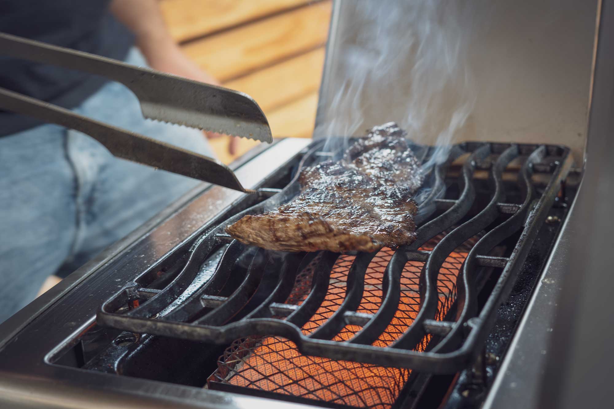 Steak auf der Sizzle Zone grillen