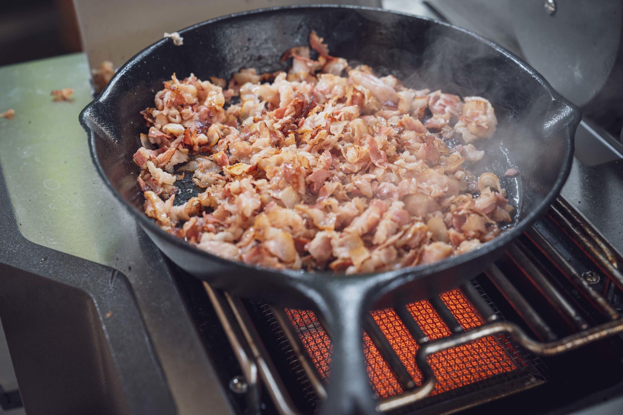 Der Bacon wird in einer heißen Pfanne ausgelassen
