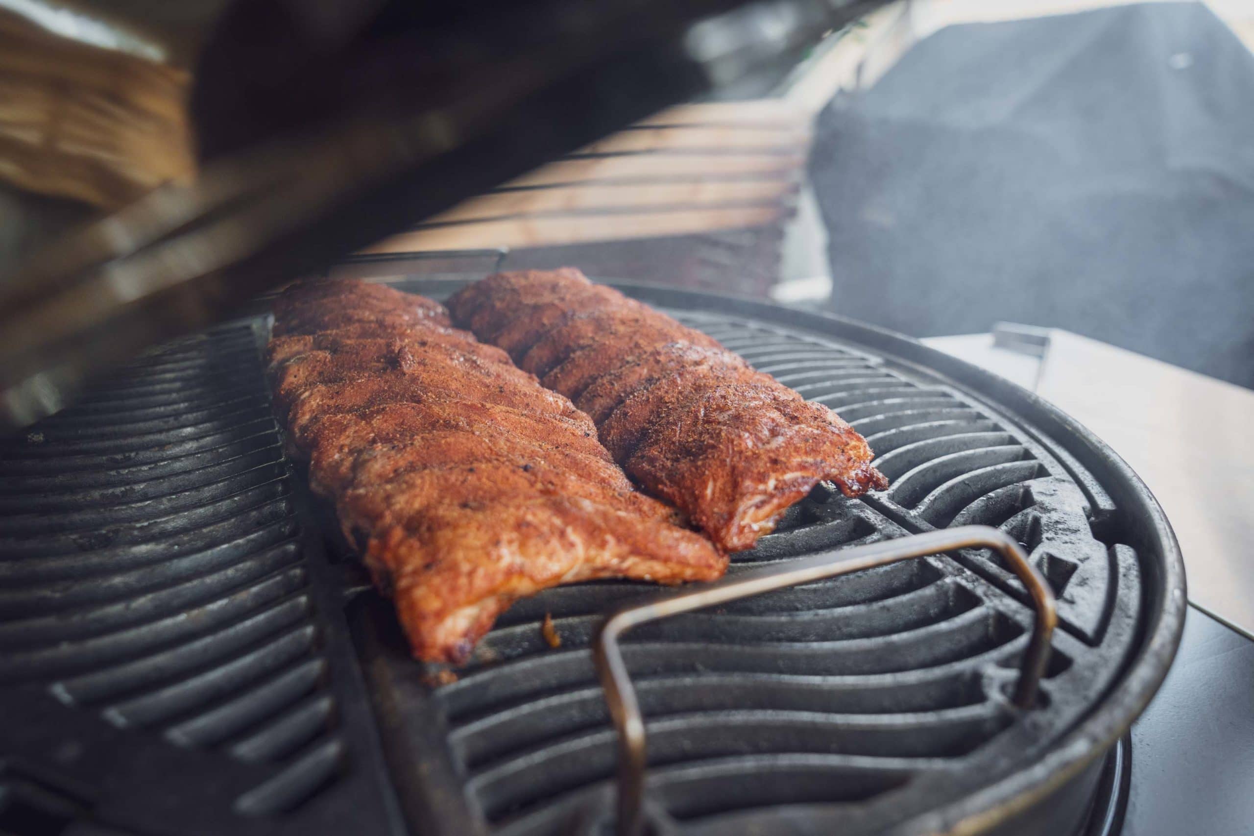 Gewürzte Rippchen liegen auf dem Grill