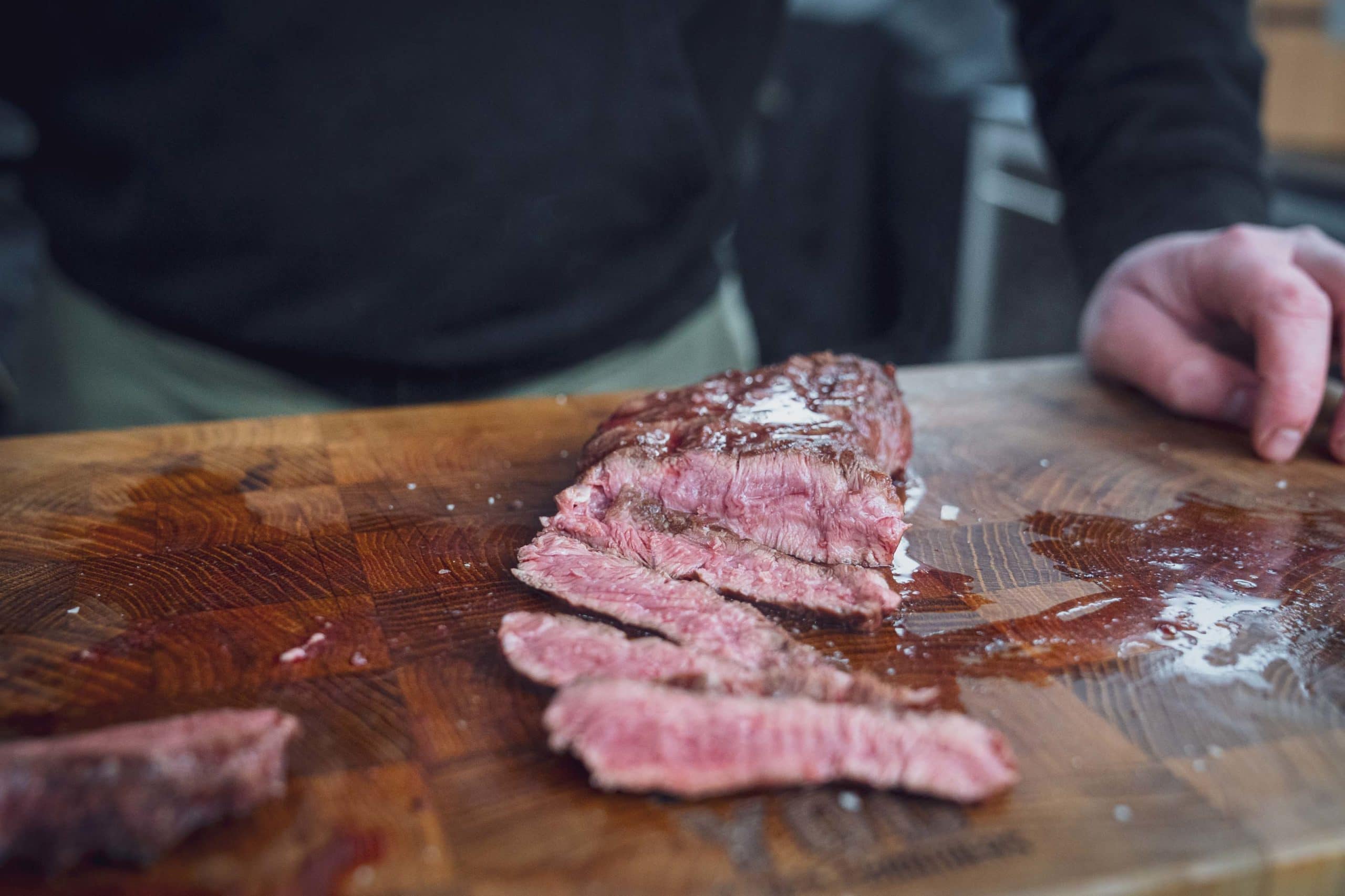 Das Flat Iron Steak grillen wir am liebsten Medium bis Rare