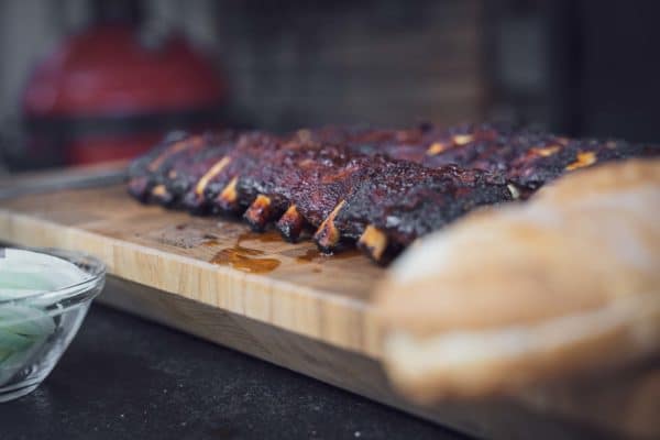 Spareribs auf dem Brett