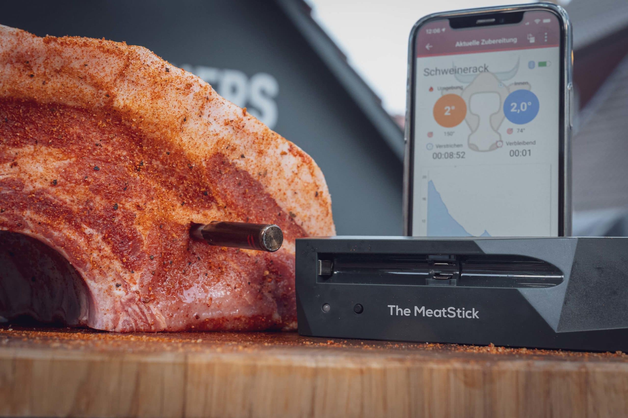 Meatstick Grillthermometer steckt im Prime Pork
