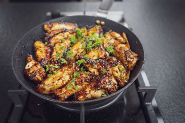Chicken Wings in Asia Sauce in einer Pfanne