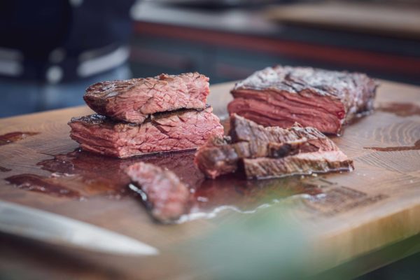 Steaks mit verschiedenen Grillmethoden zubereitet
