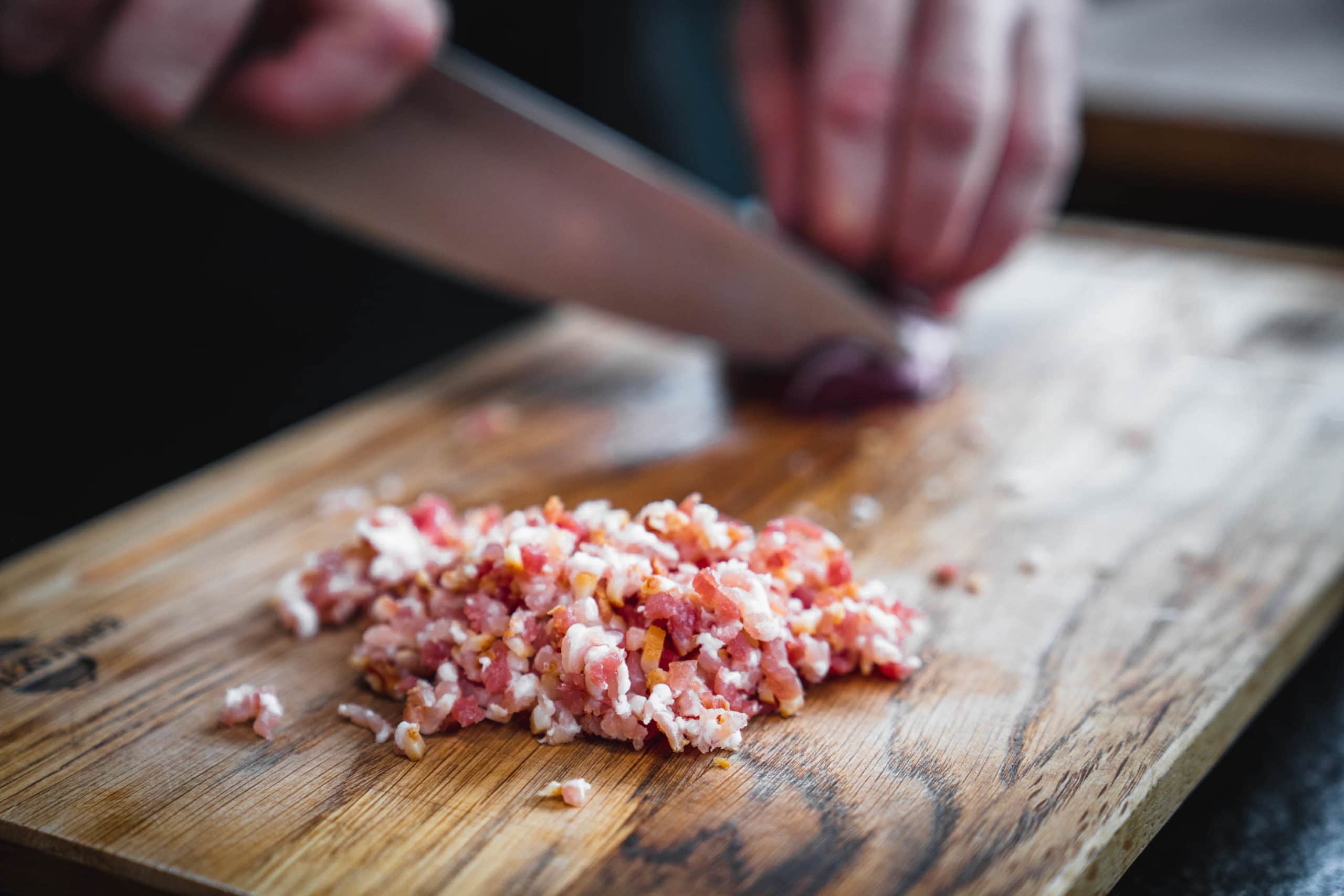 Bacon für Königsberger Klopse wird geschnitten