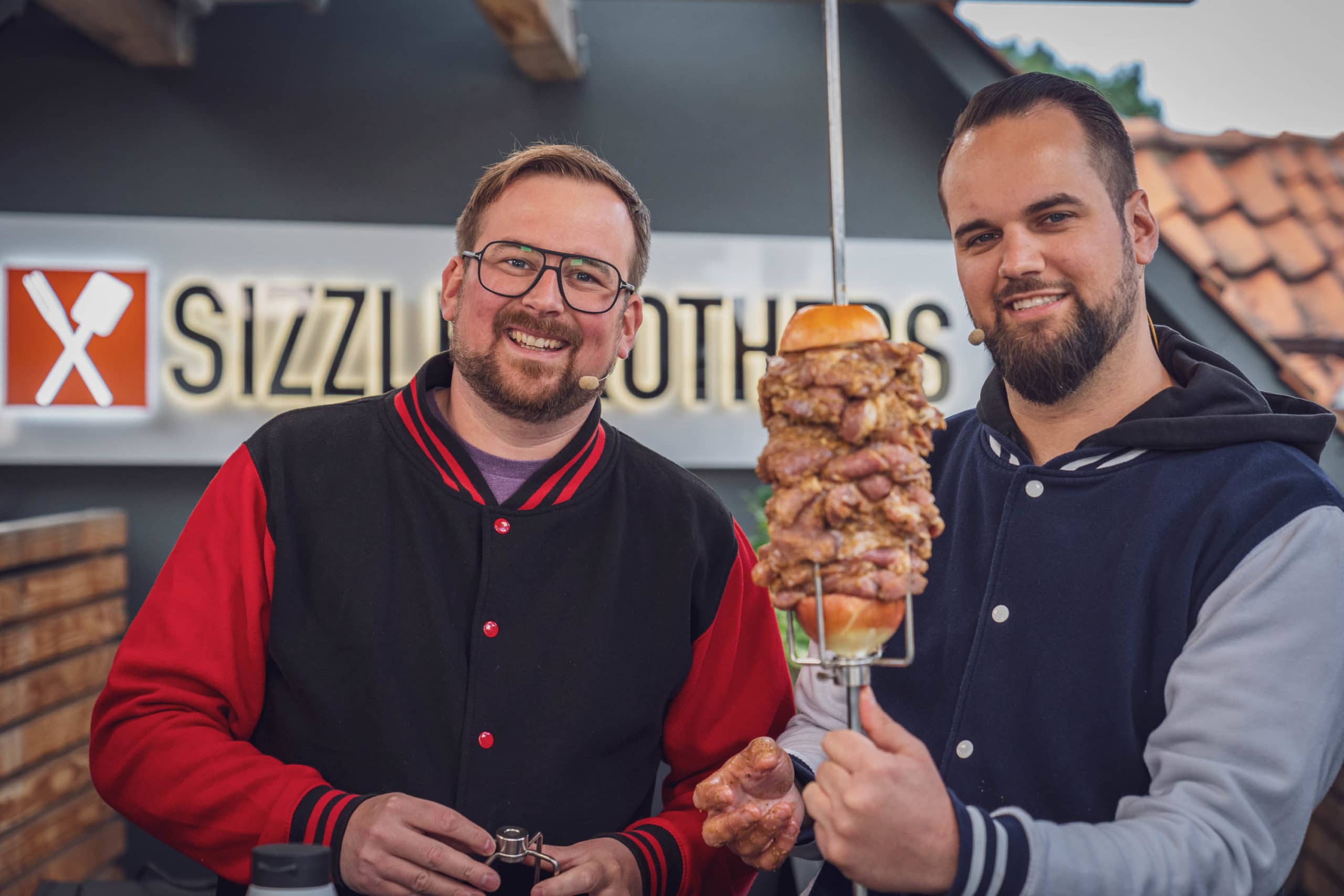 Julan und Hannes mt dem Gyros-Drehspieß