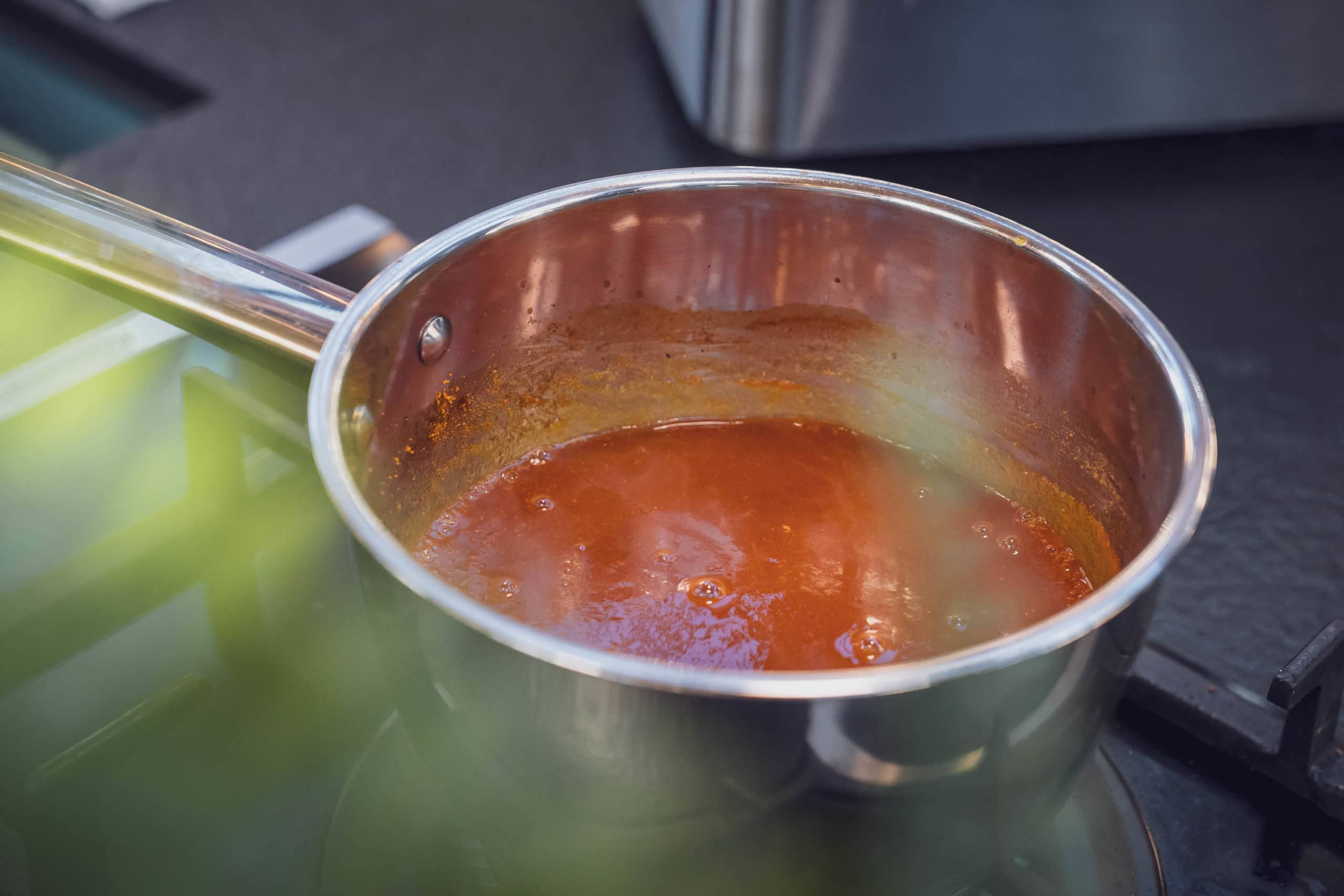 Sauce für das Currywurst Rezept auf dem Kochfeld