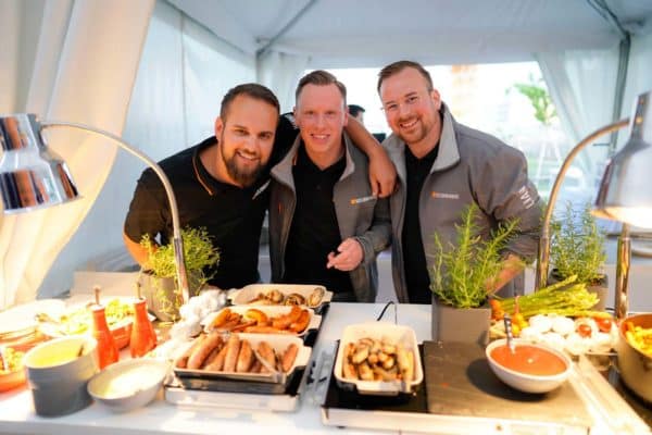 Team der SizzleBrothers beim Grillcatering
