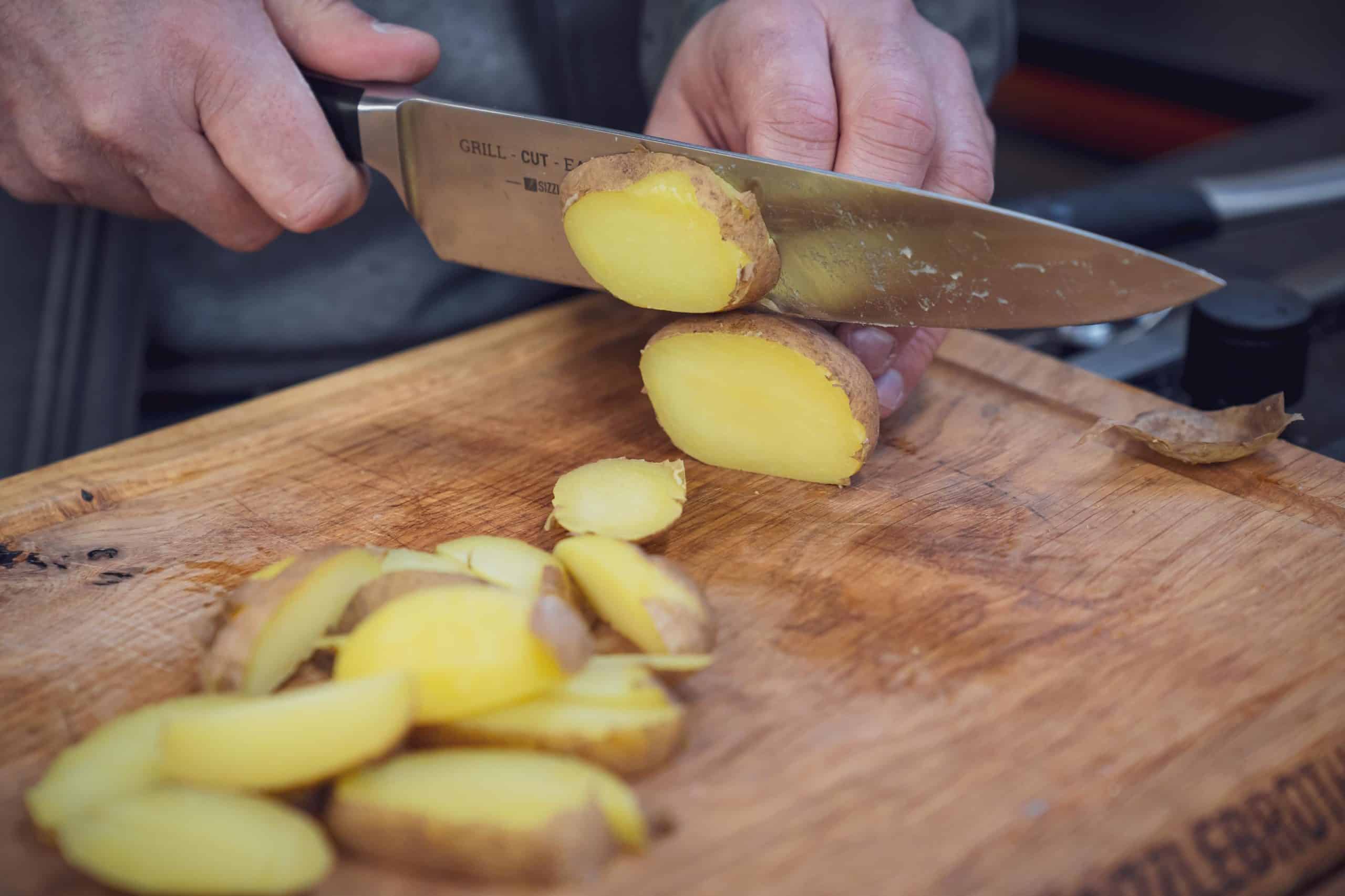 Kartoffeln werden in Scheiben geschnitten