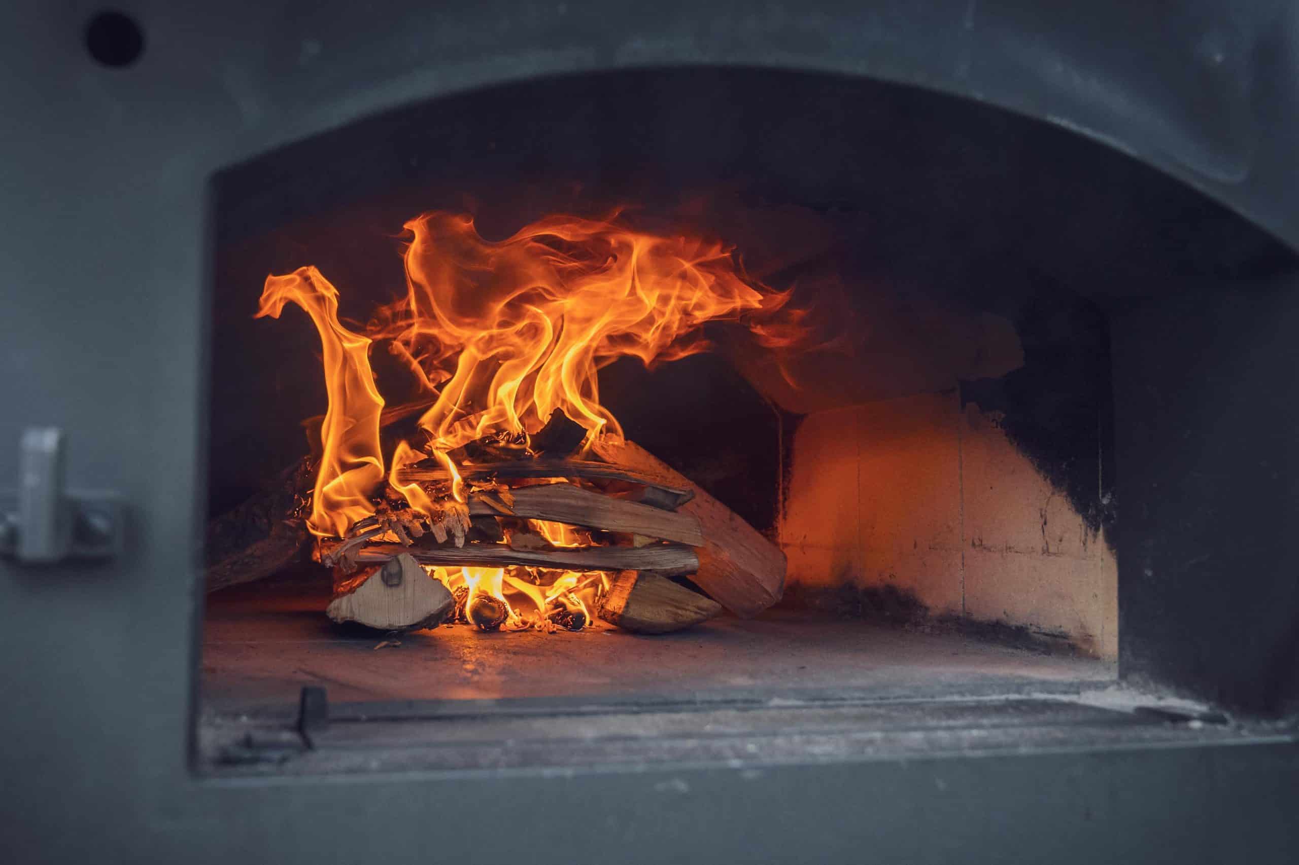 Brennendes Holz im Holzbackofen