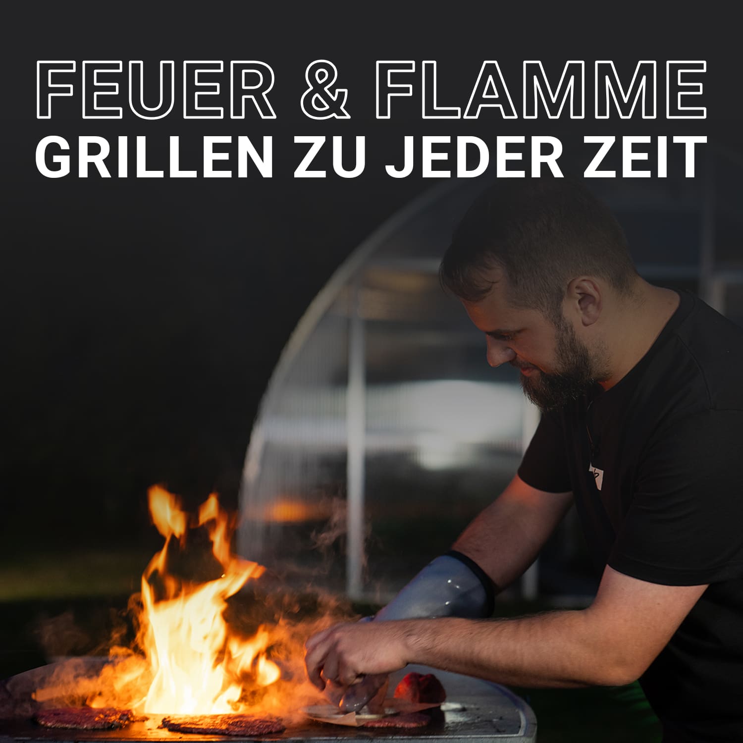 Banner Grillzeit. Hannes steht am Grill mit Feuer