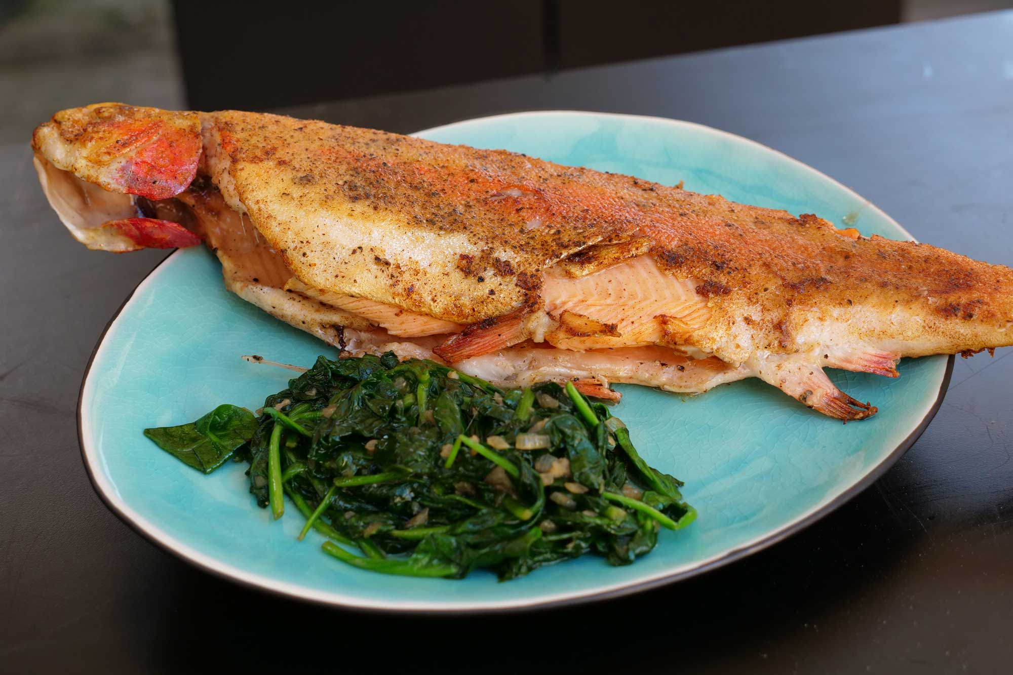 Forelle grillen Müllerin Art: Mit perfekt krosser Haut! Forelle grillen Müllerin Art: Mit perfekt krosser Haut!