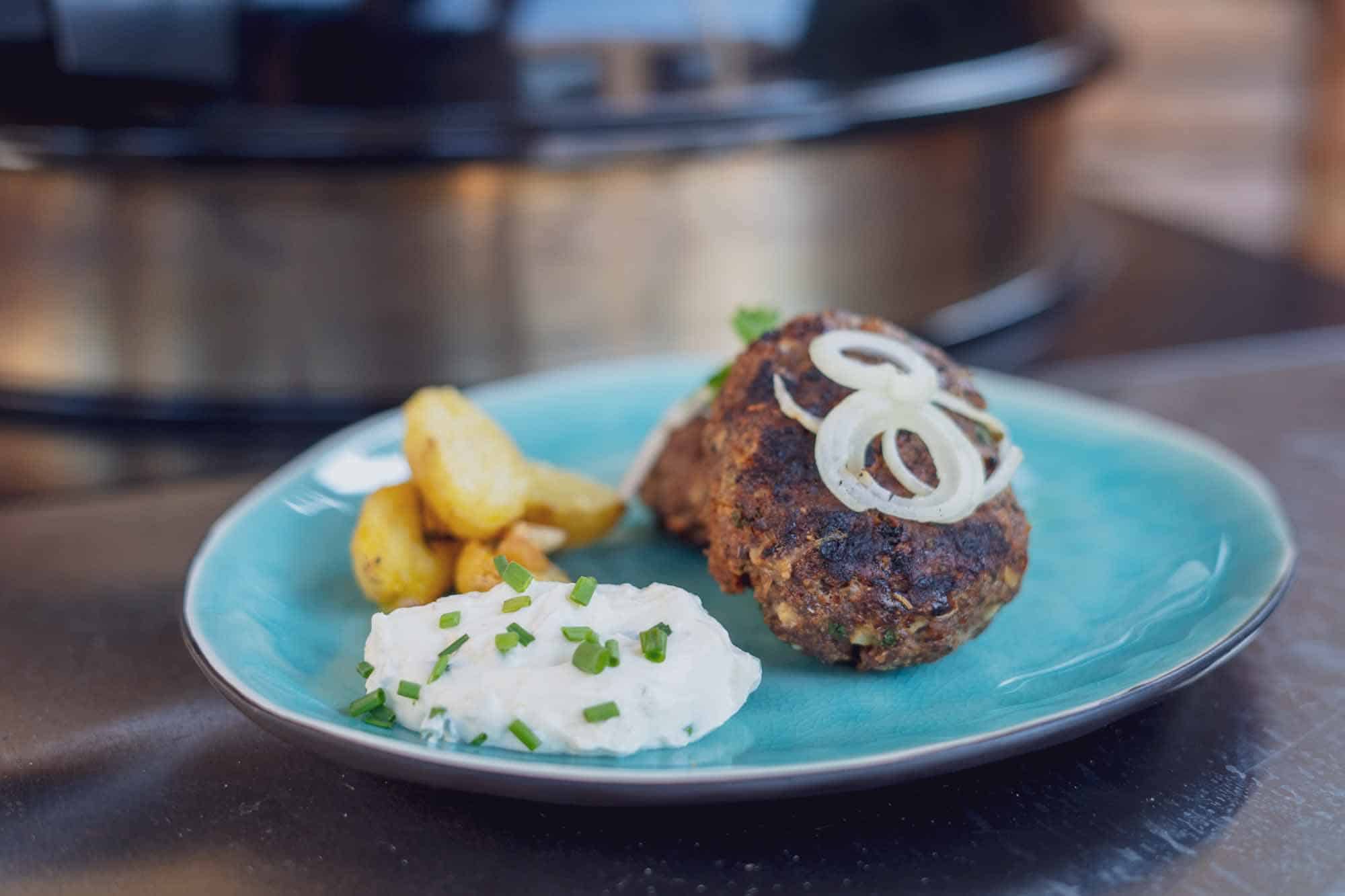 Bifteki Rezept mit griechischen Kartoffeln