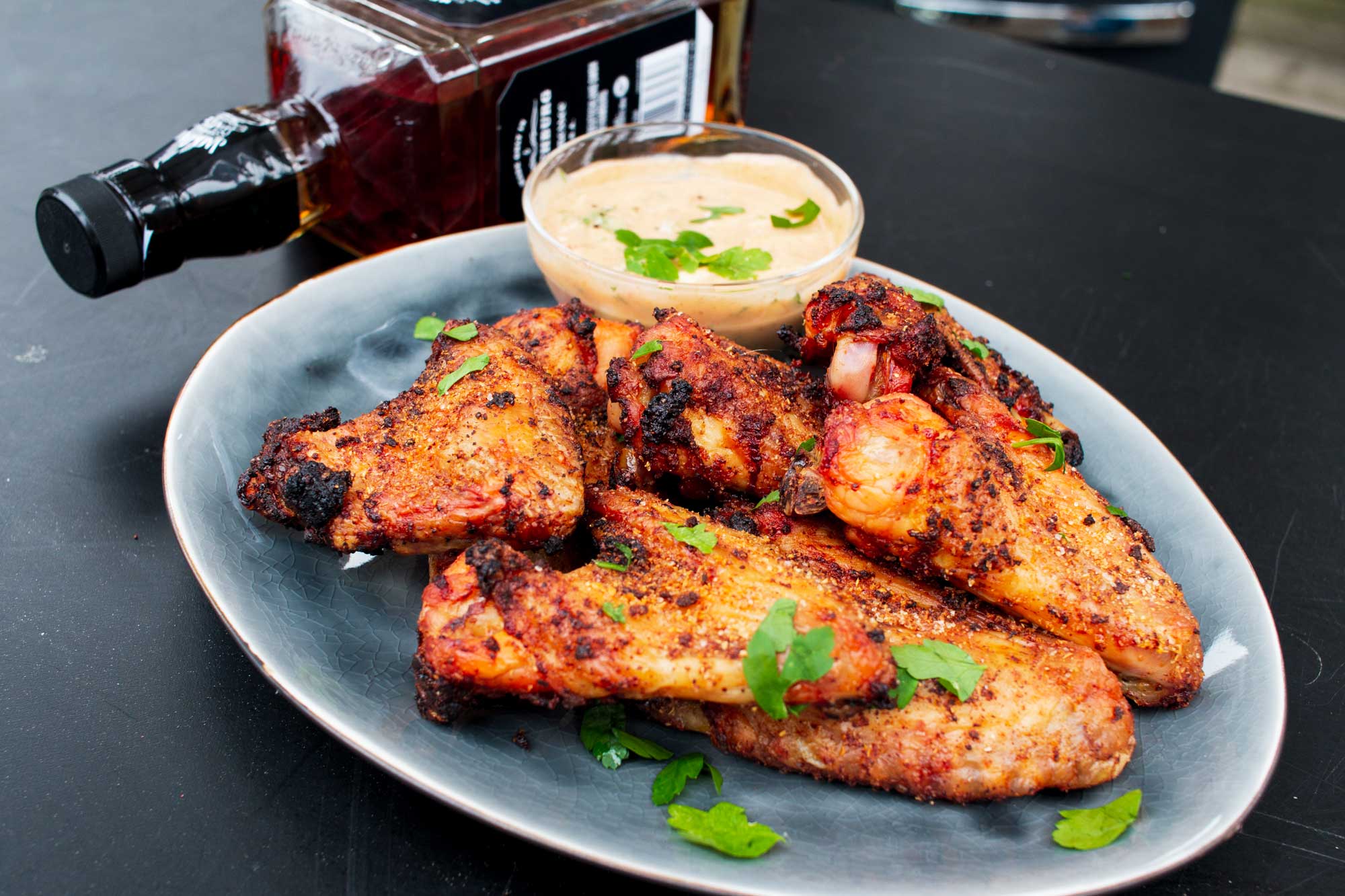 Gegrillte, krosse Chicken Wings auf einem Teller
