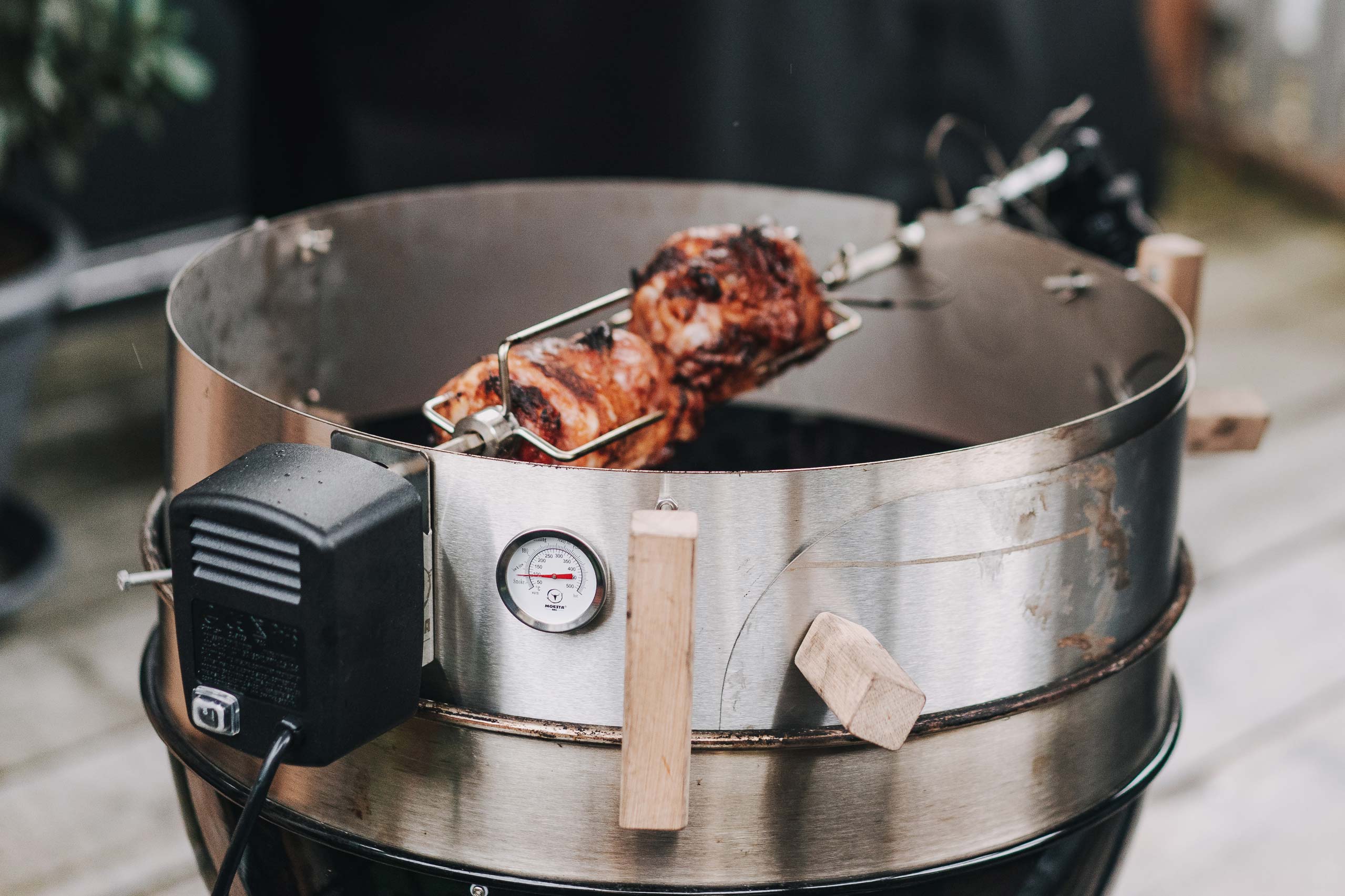 Knusprige Schweinshaxe grillen am Drehspieß