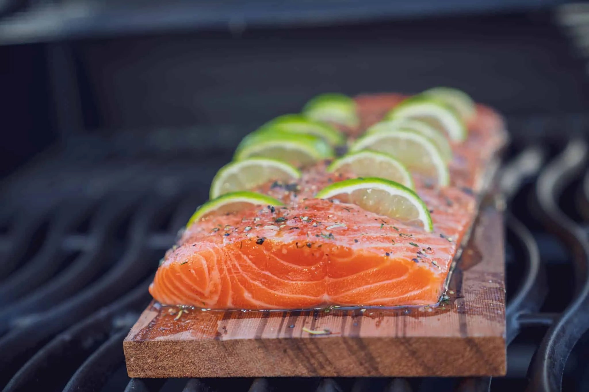 Lachs grillen auf Zedernholz