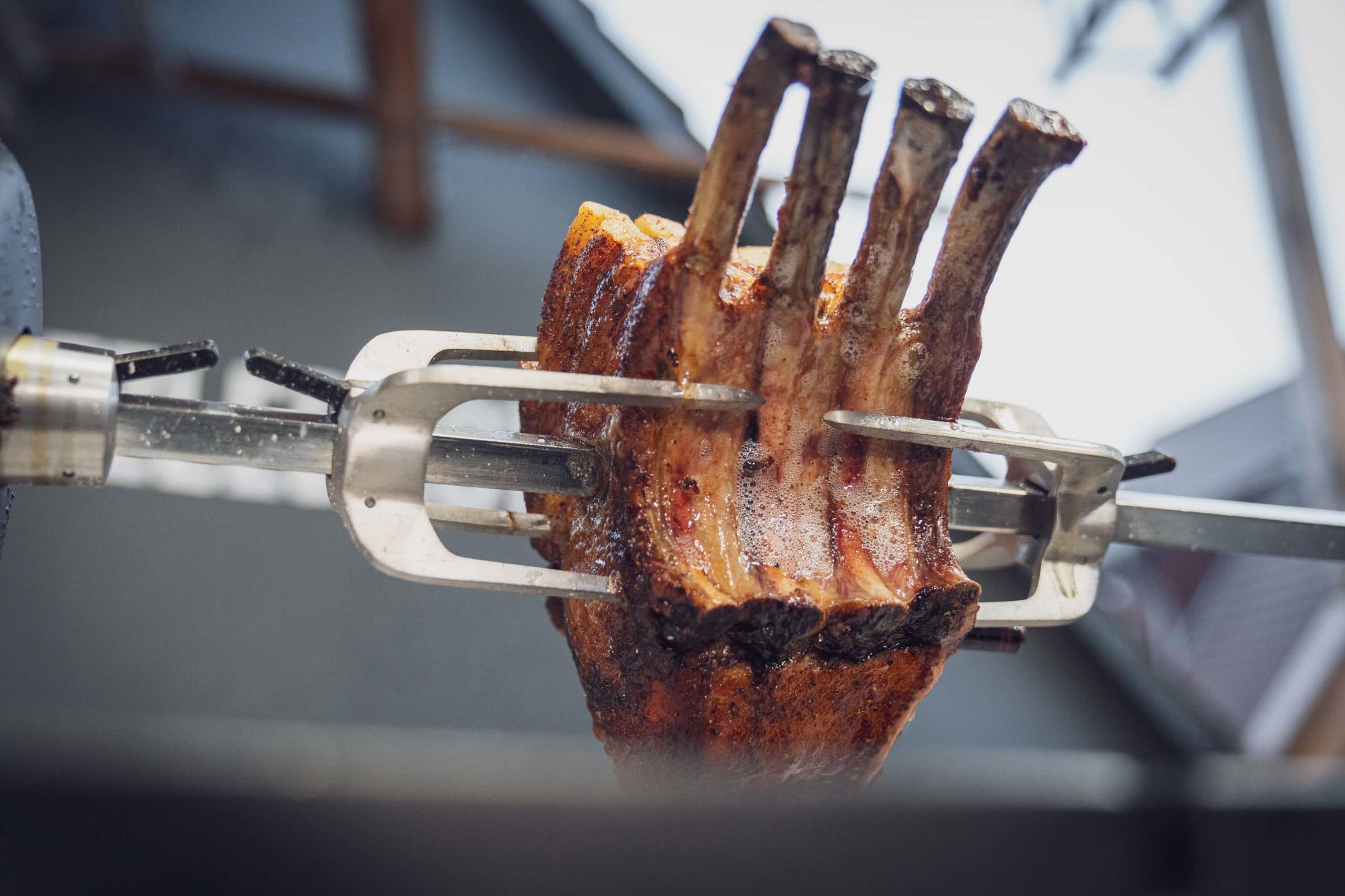 Schweinskarree grillen am Drehspieß