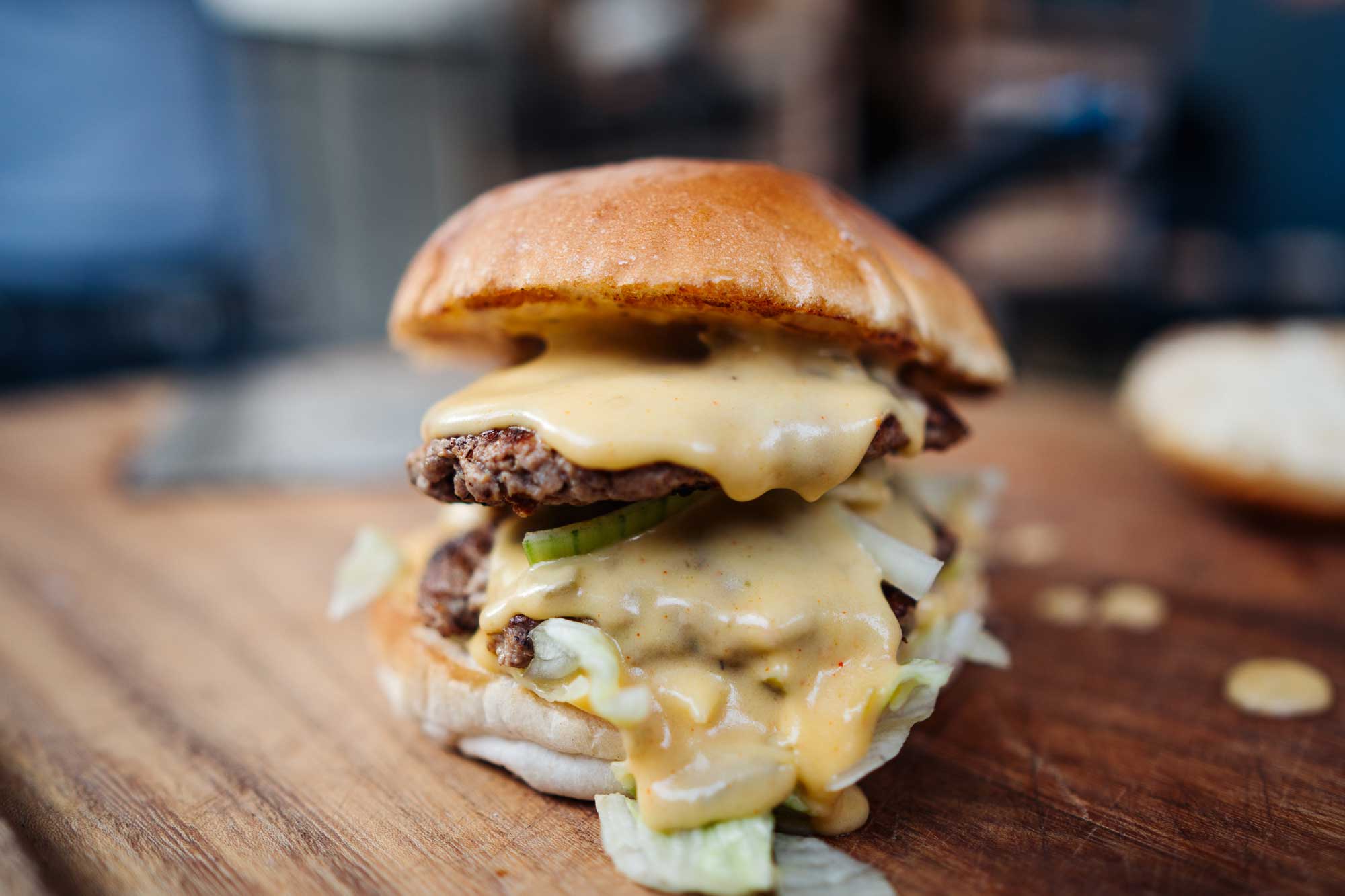 Smashed Burger mit Chili Cheese Sauce