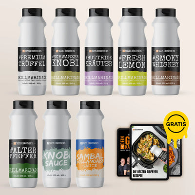 Zehn Flaschen Grillmarinade und Saucen, zwei Rezeptkarten mit 'Gratis'-Sticker in Gelb.