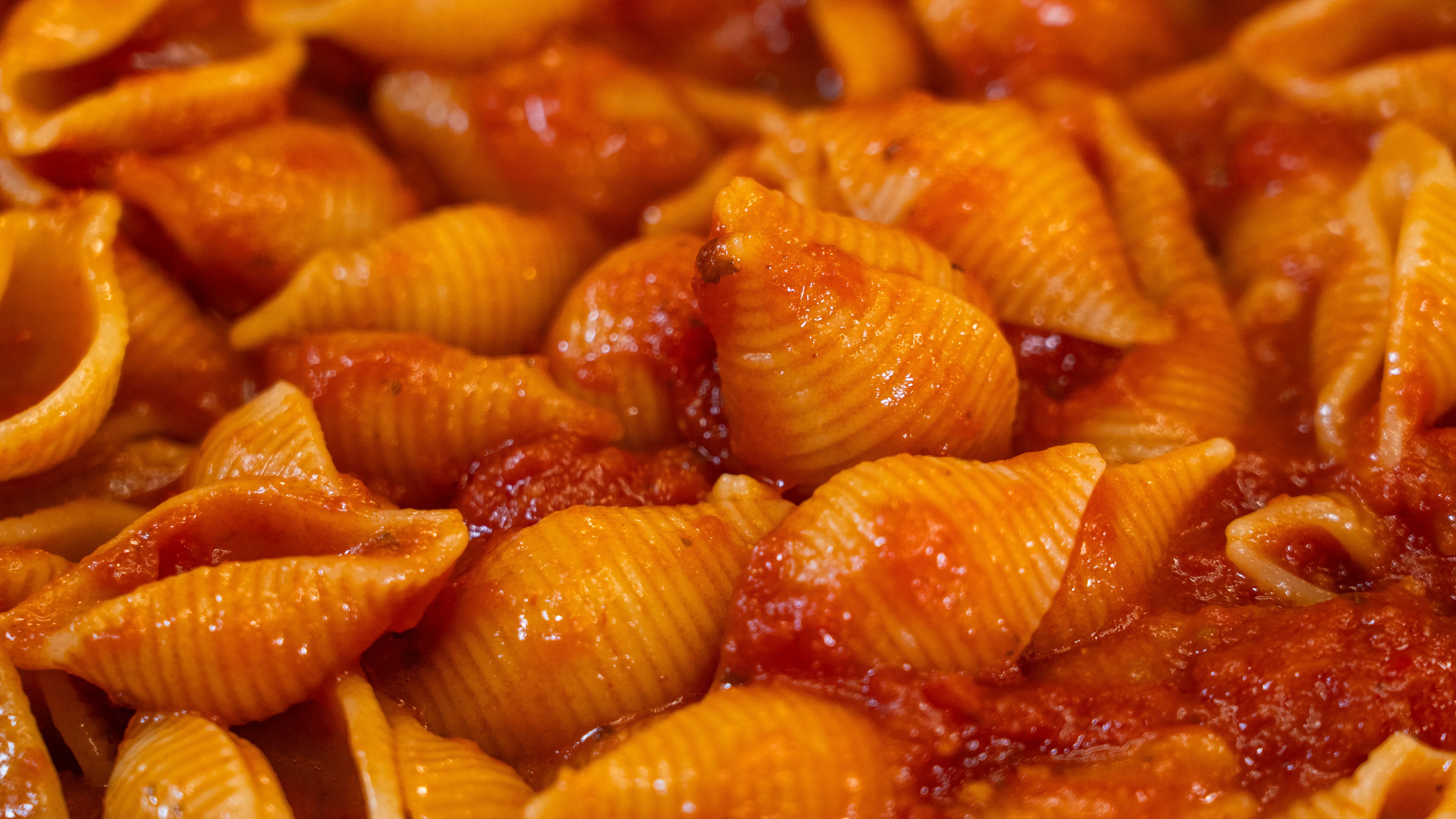 Muschelnudeln in roter Sauce in Nahaufnahme.