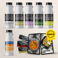 Acht Flaschen Grillmarinade und Saucen, daneben Rezeptkarten mit gelbem 'Gratis'-Sticker.