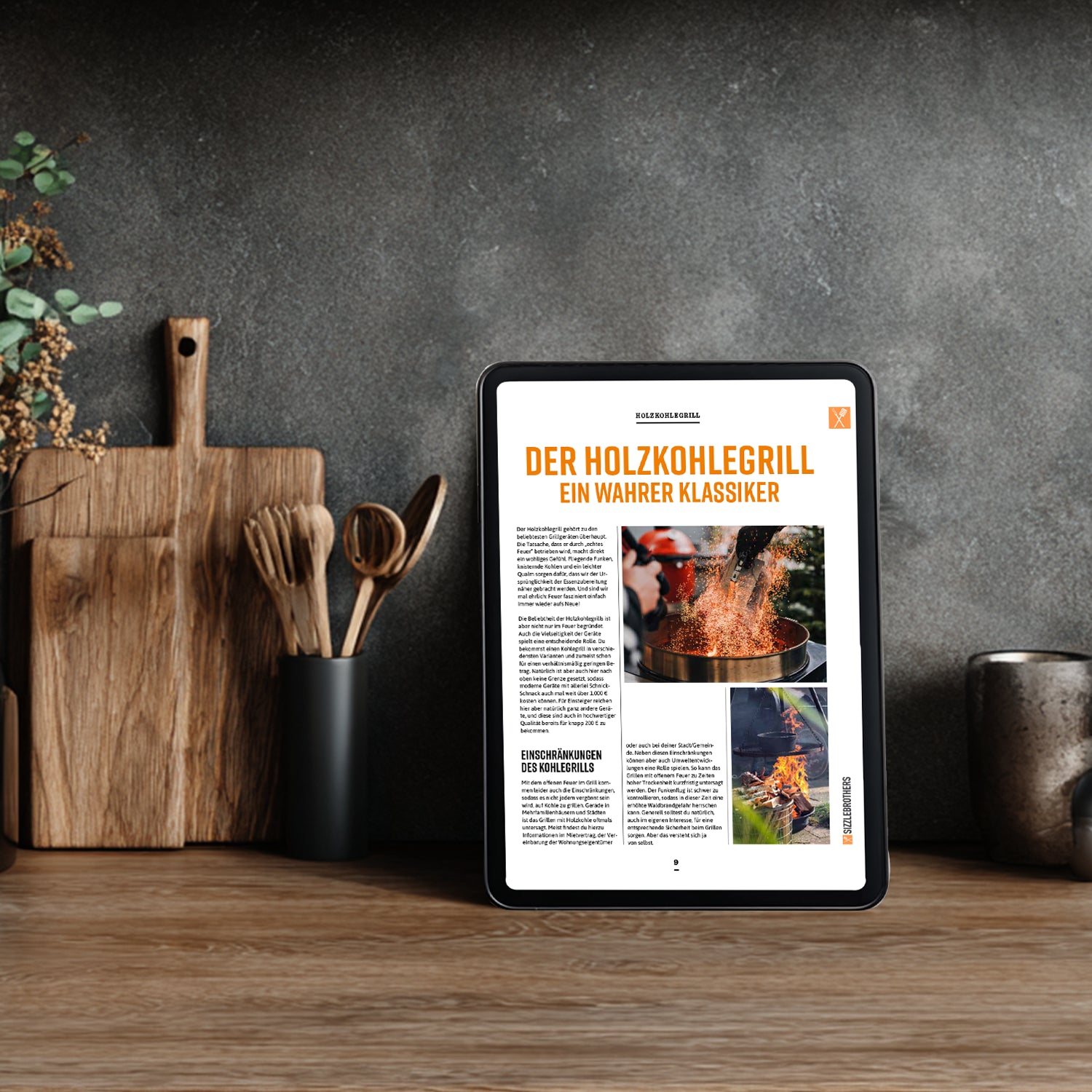 Tablet in Küche zeigt Text 'Der Holzkohlegrill, ein wahrer Klassiker' mit Grillbildern.
