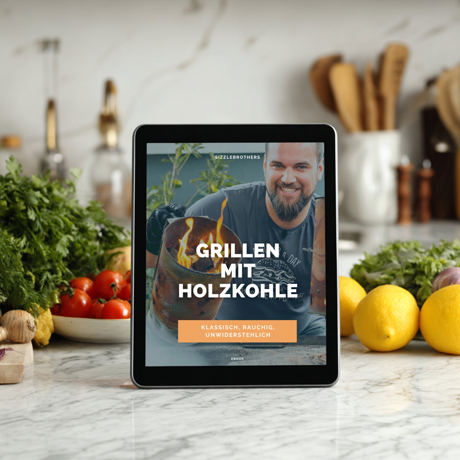 Ein Tablet zeigt ein E-Book über Grillen mit Holzkohle auf einem Küchentisch.