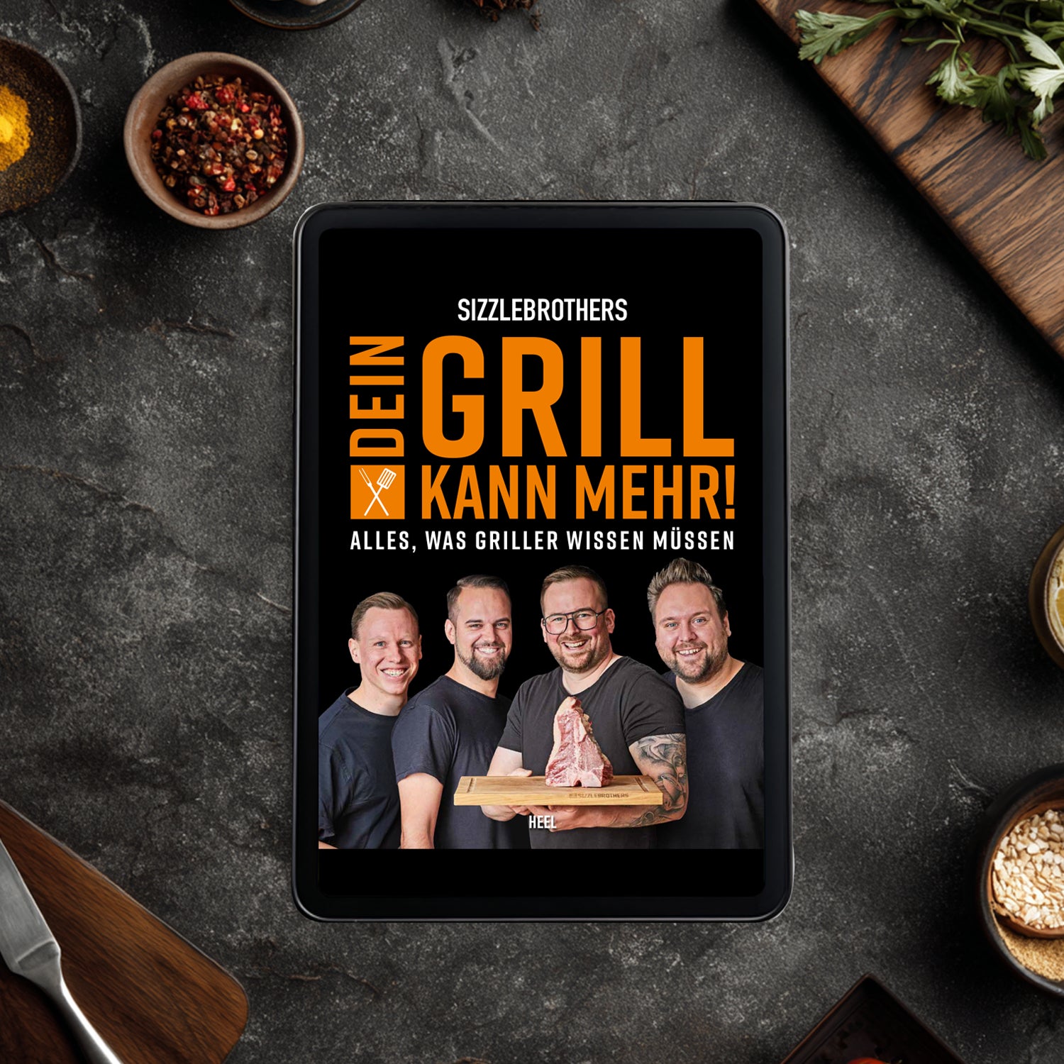 Vier Männer halten ein rohes Steak. Text: 'Grill kann mehr! Alles, was Griller wissen müssen.'