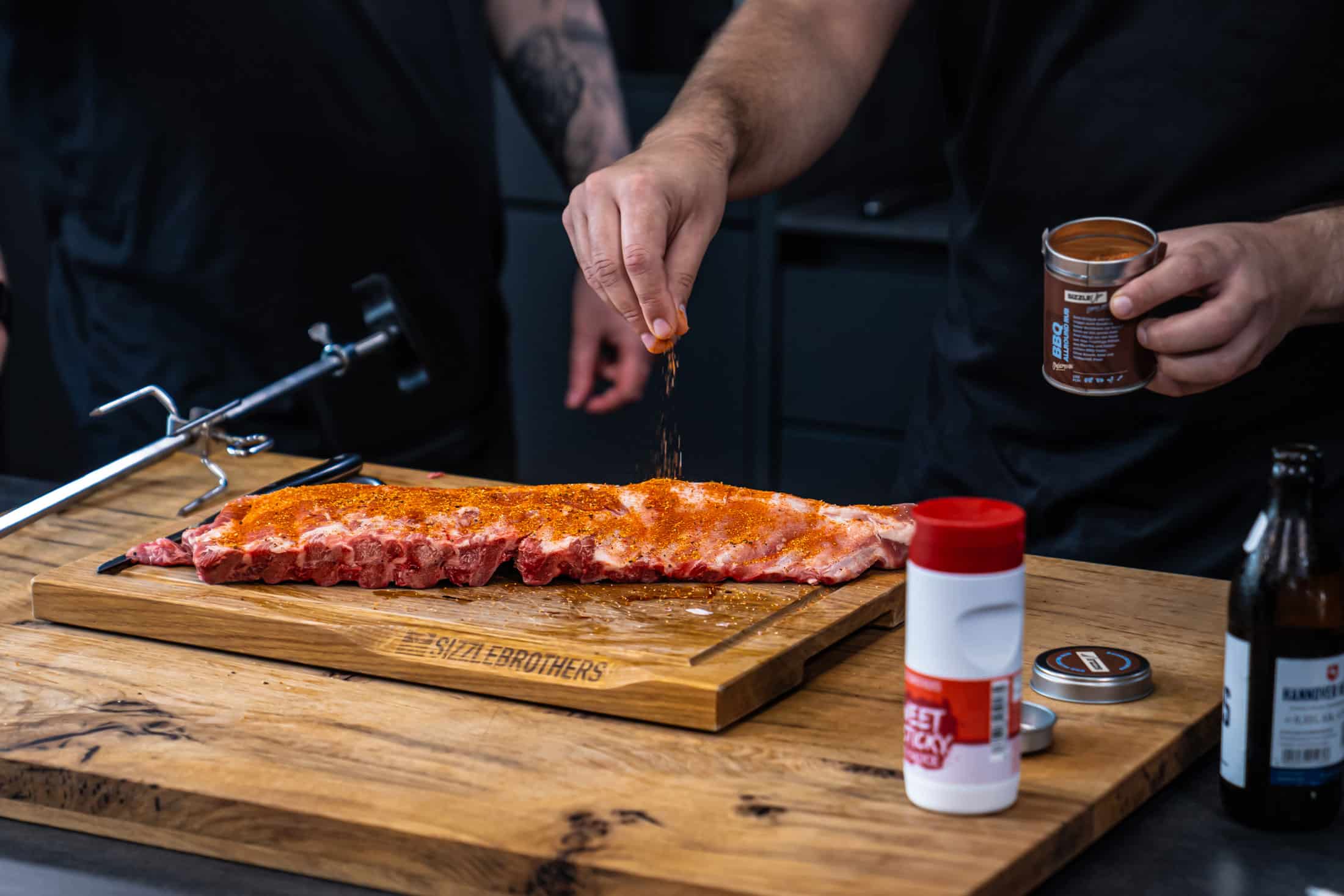 BBQ Allround Rub im Einsatz über Rippchen
