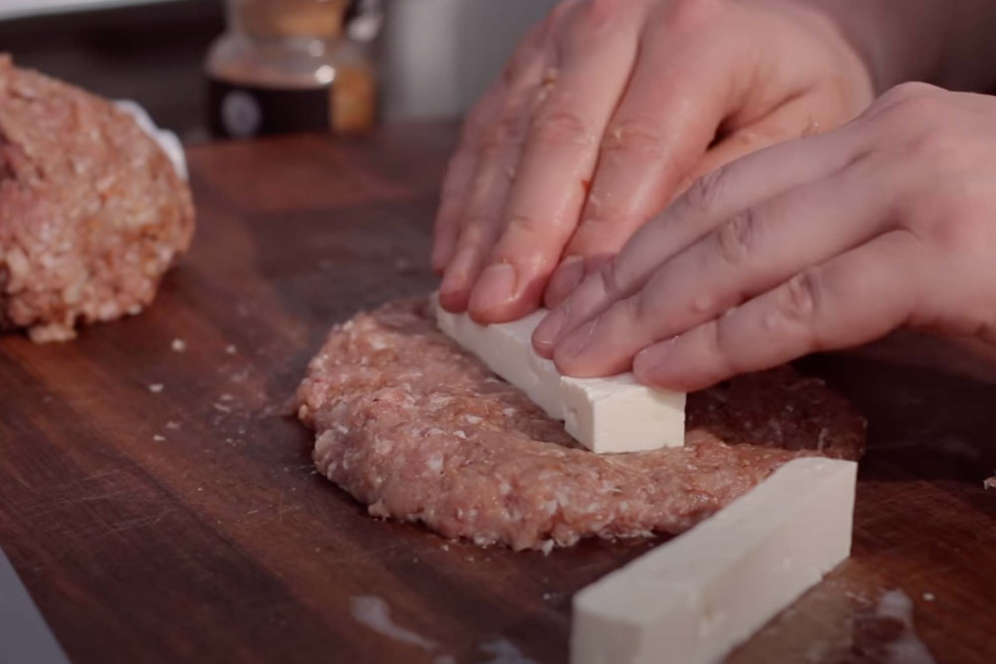 Das Bifteki wird mit Schafskäse gefüllt