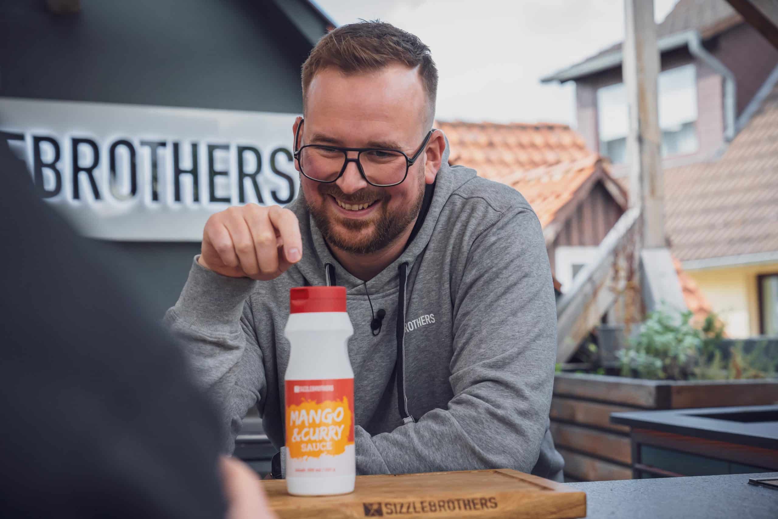 Julian freut sich über die Mango & Curry Sauce