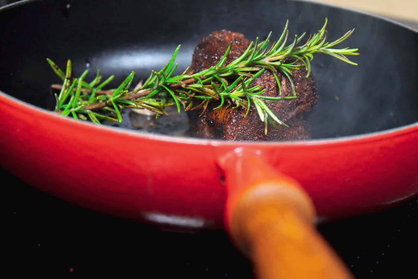 Rinderfilet mit Kaffee-Rub in der Pfanne