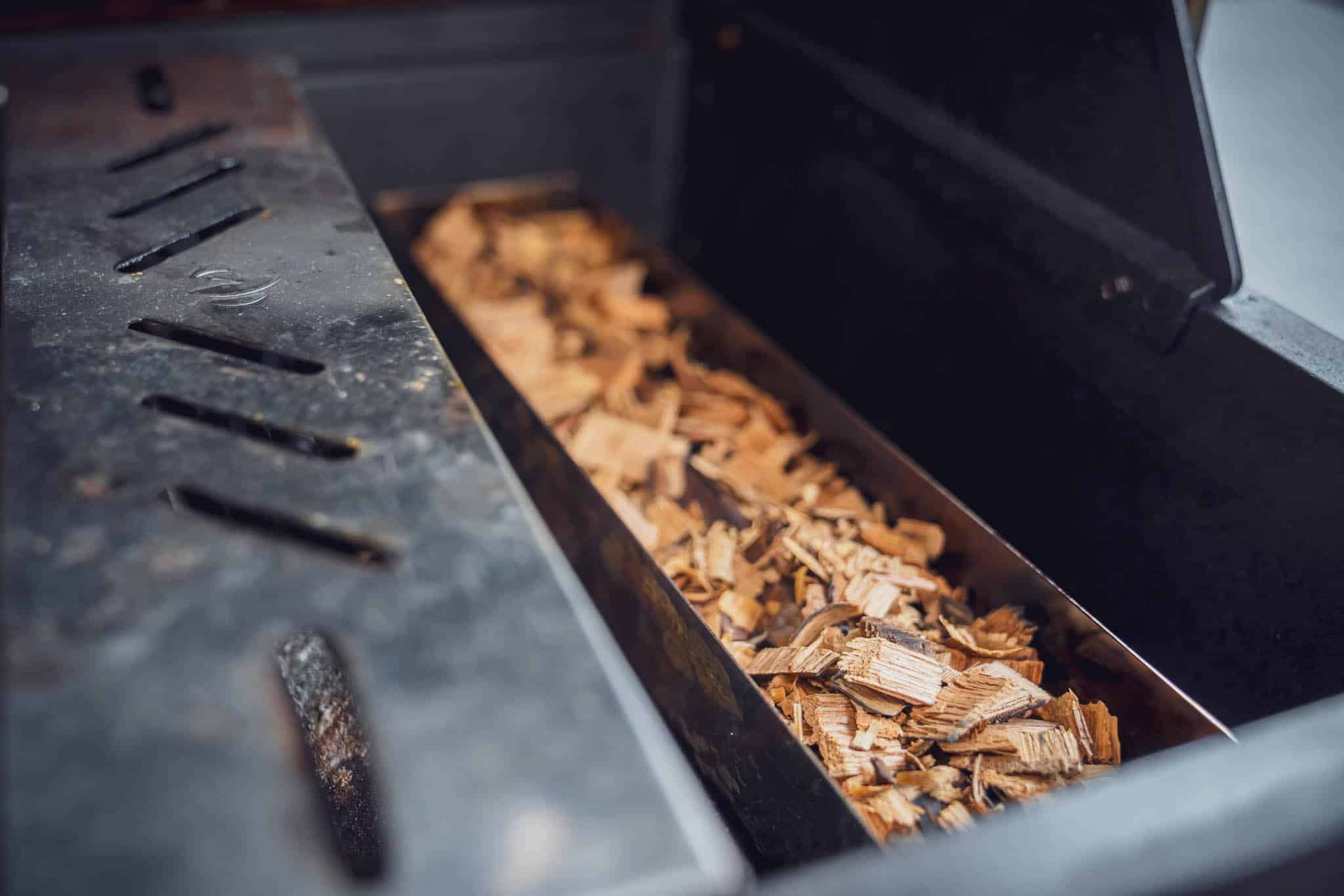 Spareribs vom Gasgrill - Räucherchips sind in einer Räucherschale