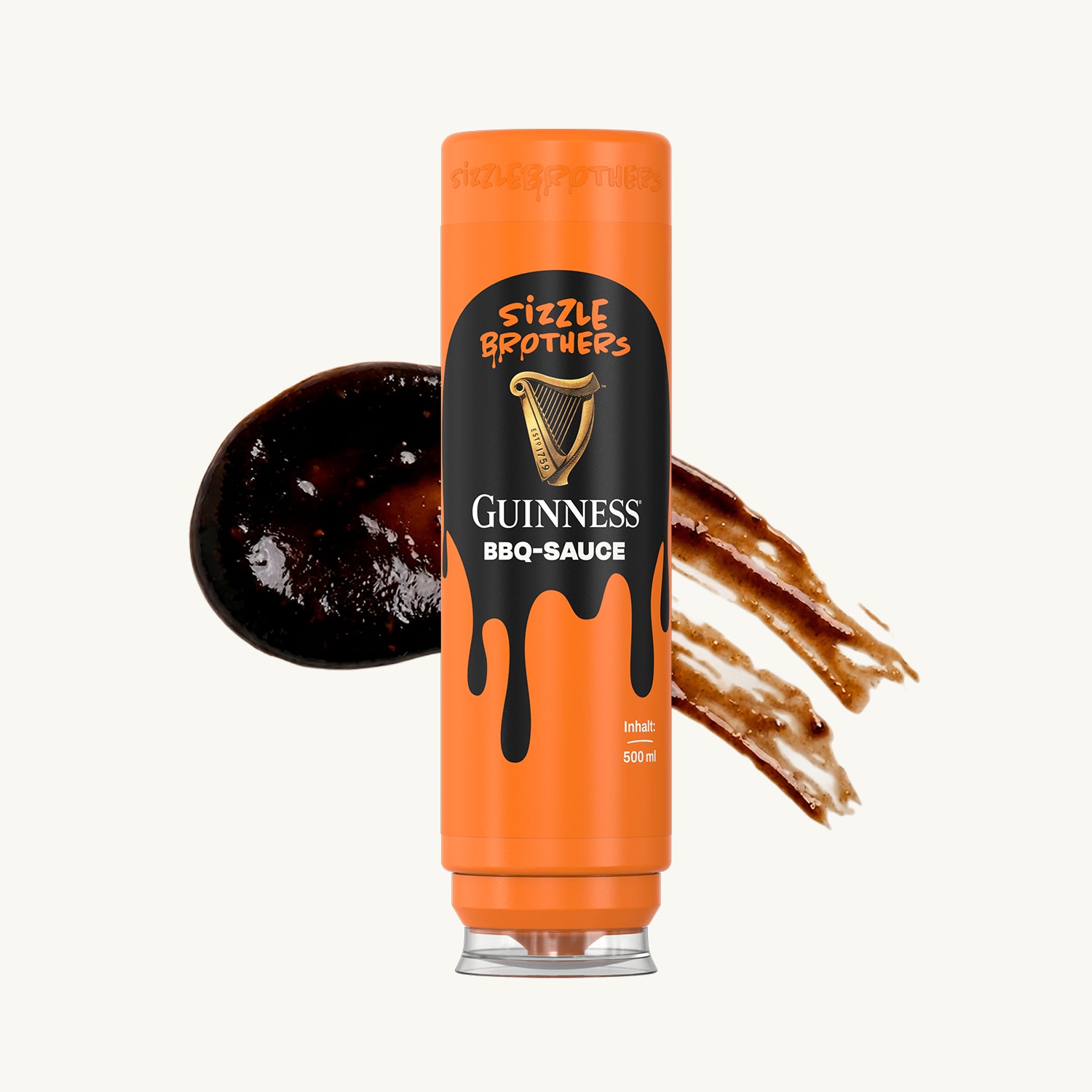 SizzleBrothers Guinness BBQ-Sauce in der orangefarbenen 500 ml Flasche neben einem Klecks dunkler Guinness BBQ-Sauce