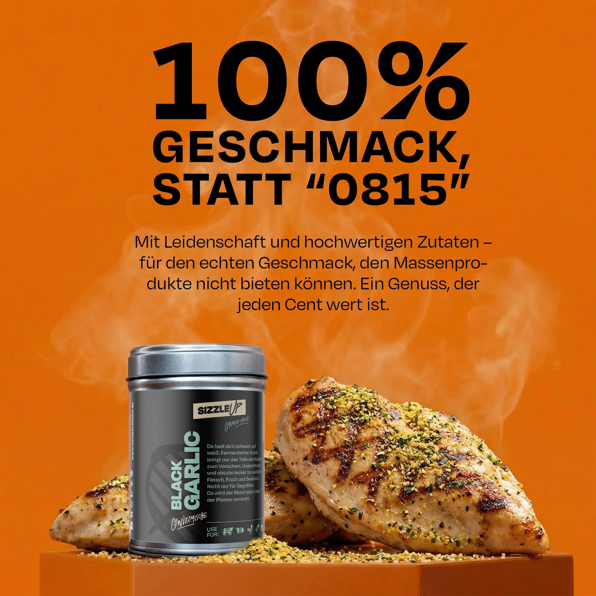 Text: 100% Geschmack, statt '0815', Dose vor Grillfleisch auf orangefarbenem Hintergrund.