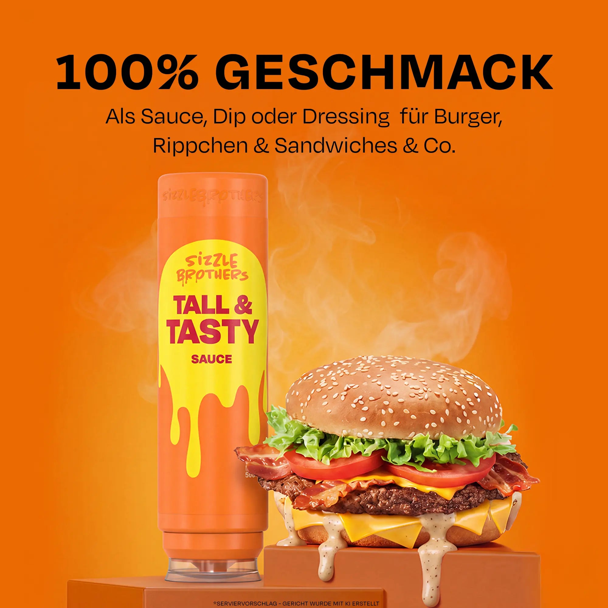 Flasche SizzleBrothers Tall & Tasty Sauce neben einem dampfenden Burger mit Sesambrötchen, Salat, Tomate, Speck und Käse vor orangefarbenem Hintergrund mit Text '100% GESCHMACK Als Sauce, Dip oder Dressing für Burger, Rippchen & Sandwiches & Co.'