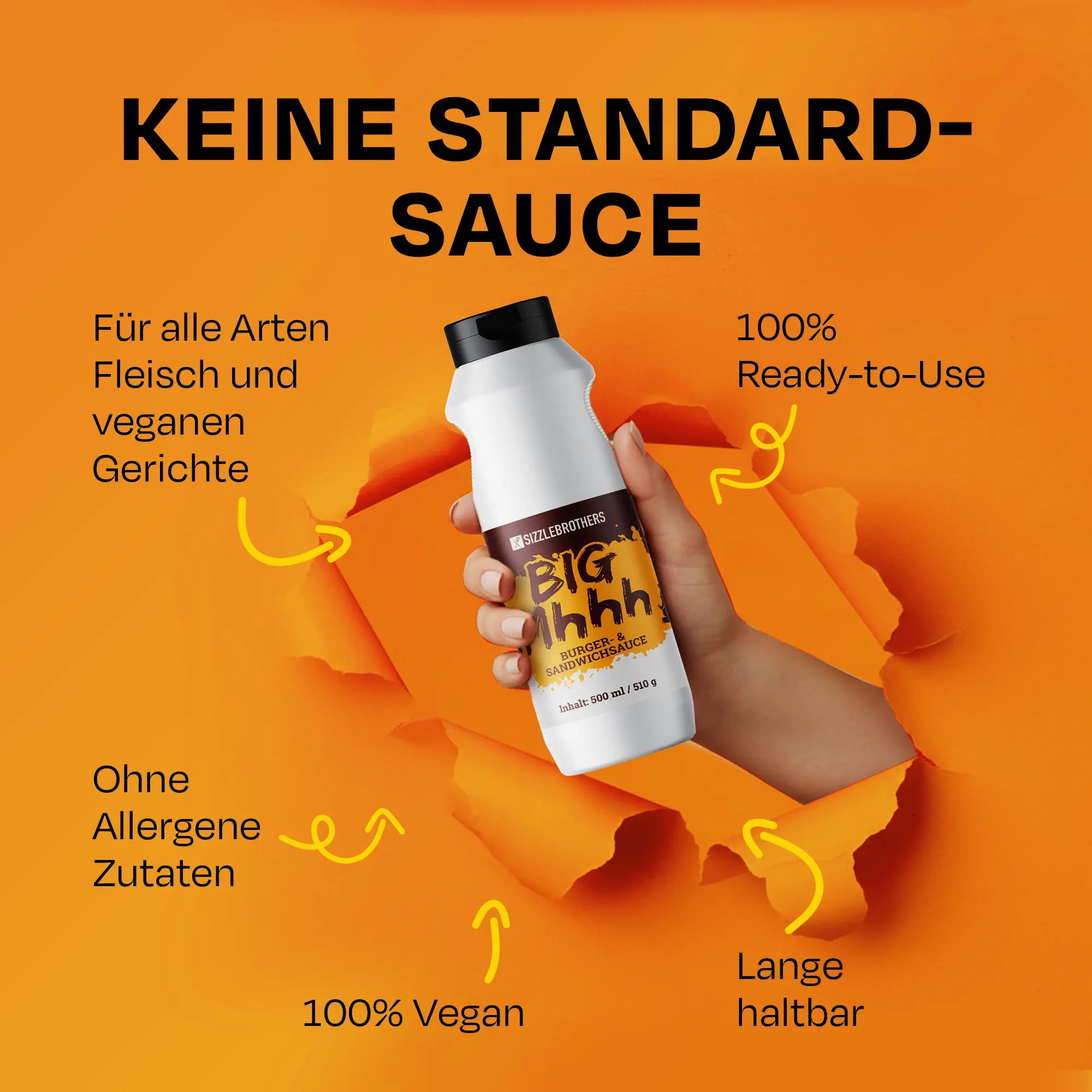 Hand hält Flasche vor Orangenhintergrund. Text: Keine Standardsauce, 100% Vegan.