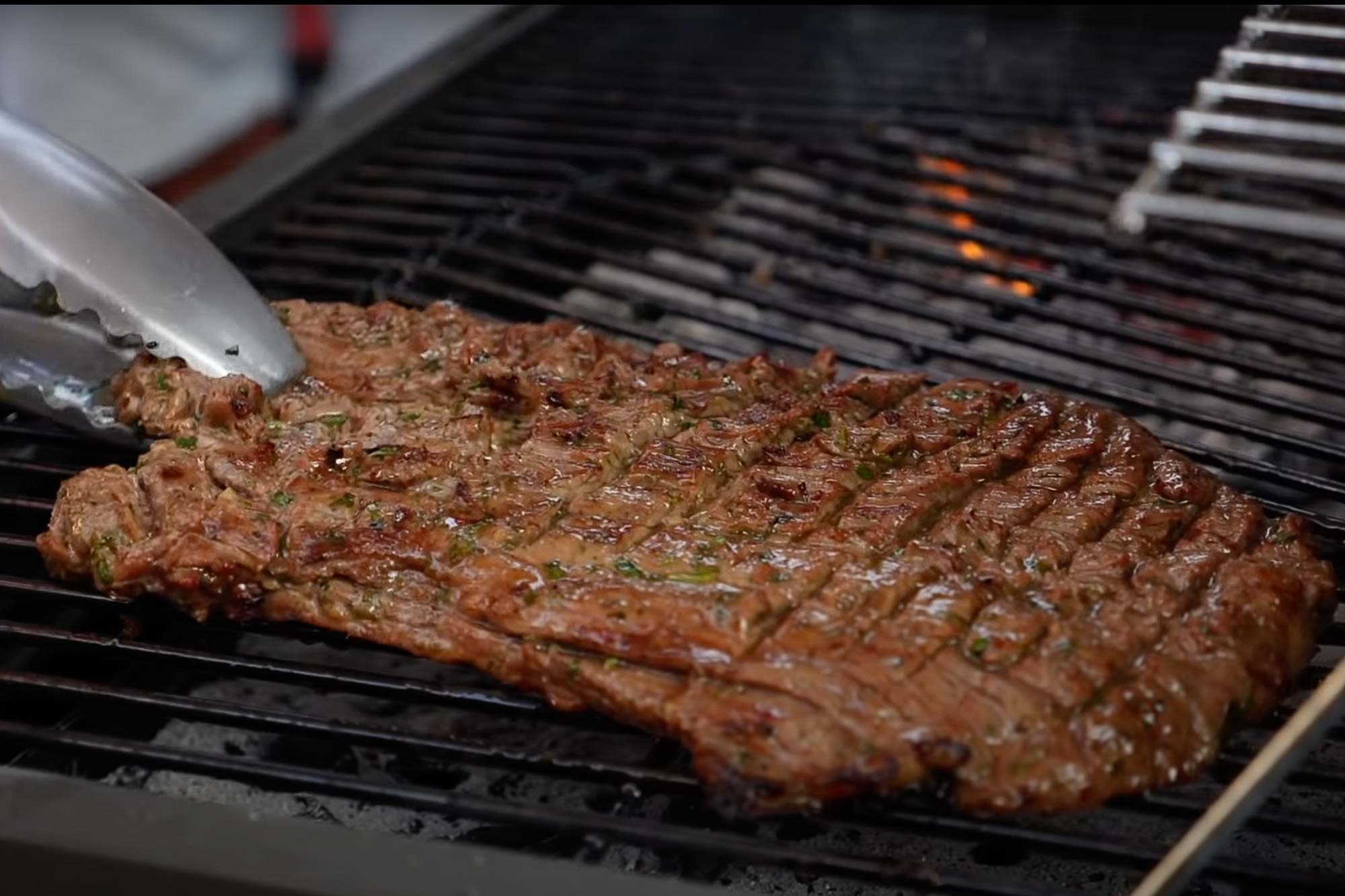 Steak wird mariniert gegrillt
