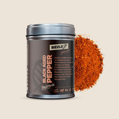 Dose Black Aged Pepper mit Gewürz auf beigem Hintergrund.