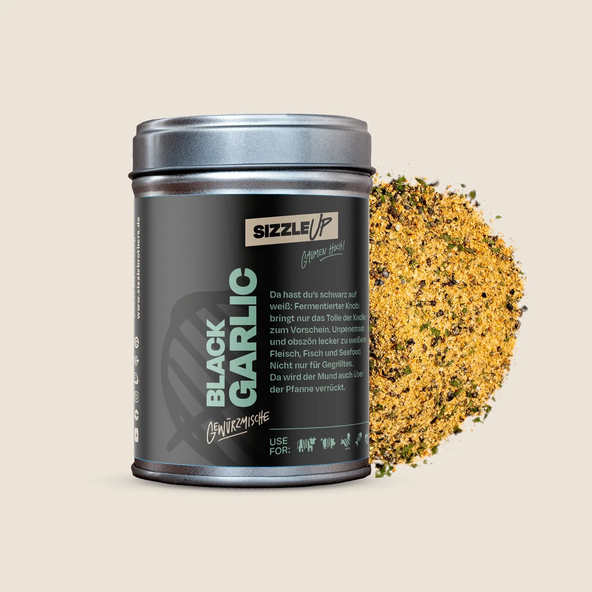 Dose Black Garlic Gewürzmischung vor beige Hintergrund mit Gewürz daneben.