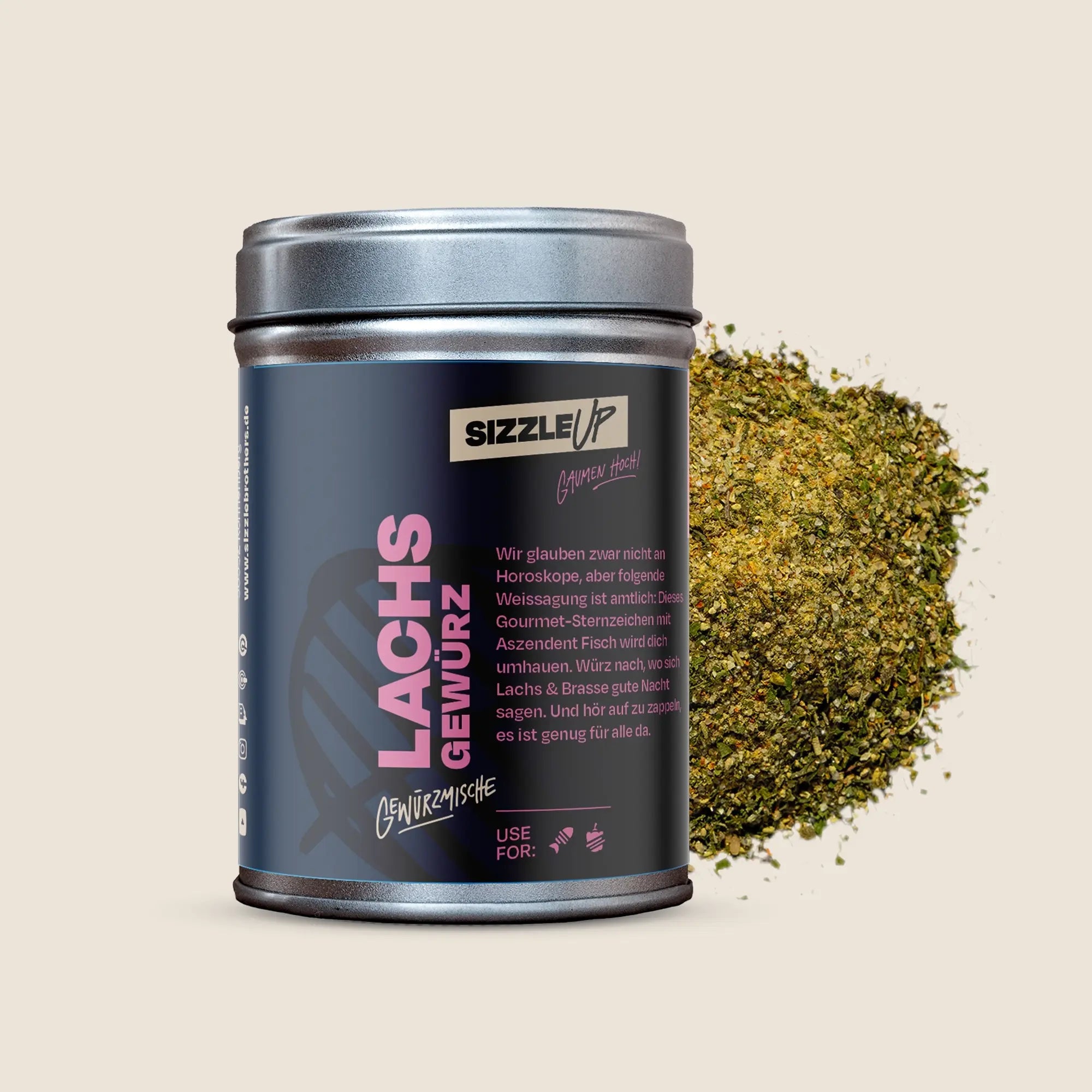 Silberne Gewürzdose mit der Aufschrift "Lachs Gewürz", daneben gestreute Gewürzmischung.
