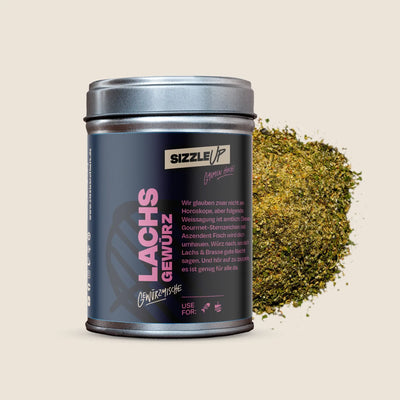 Silberne Gewürzdose mit der Aufschrift "Lachs Gewürz", daneben gestreute Gewürzmischung.