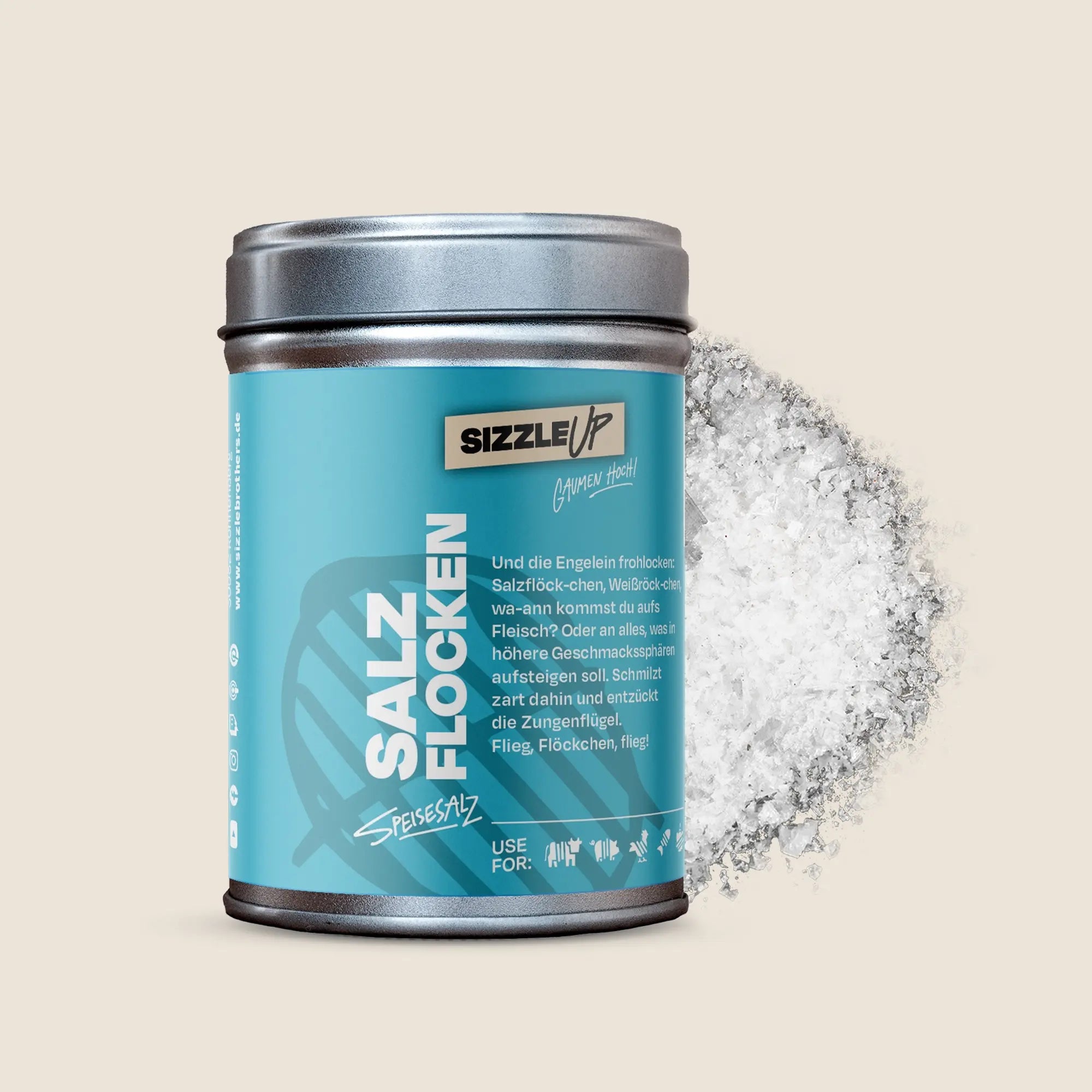 Dose Salzflocken vor orange Hintergrund, Details von Nutzung und Zutaten sichtbar.