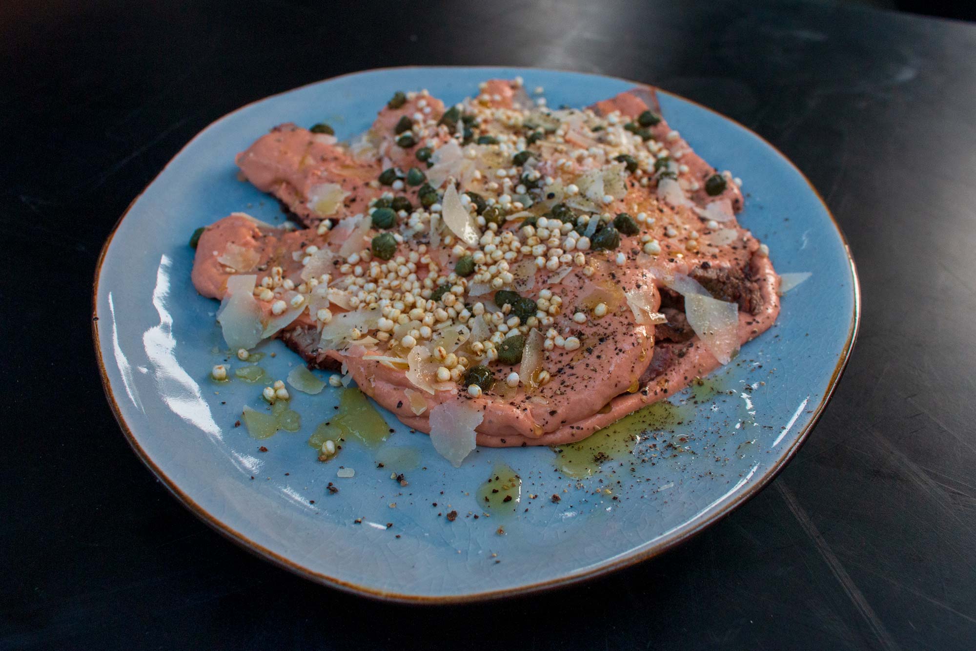 Vitello Tonnato auf einem Teller